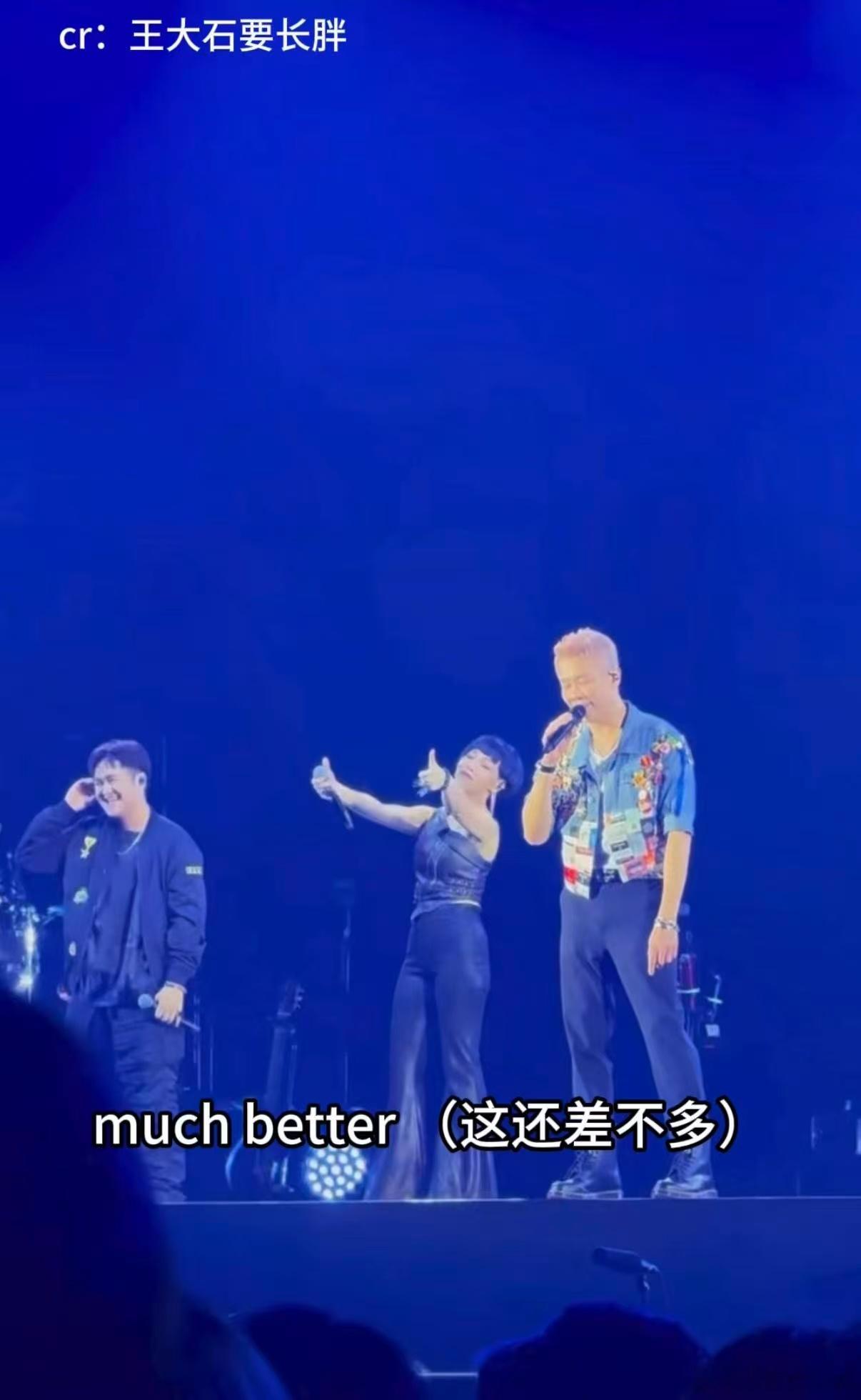 陶喆 你们倒是唱啊 这哪是演唱事故，分明是陶喆与歌迷共创的即兴戏剧。他摊手耸肩的