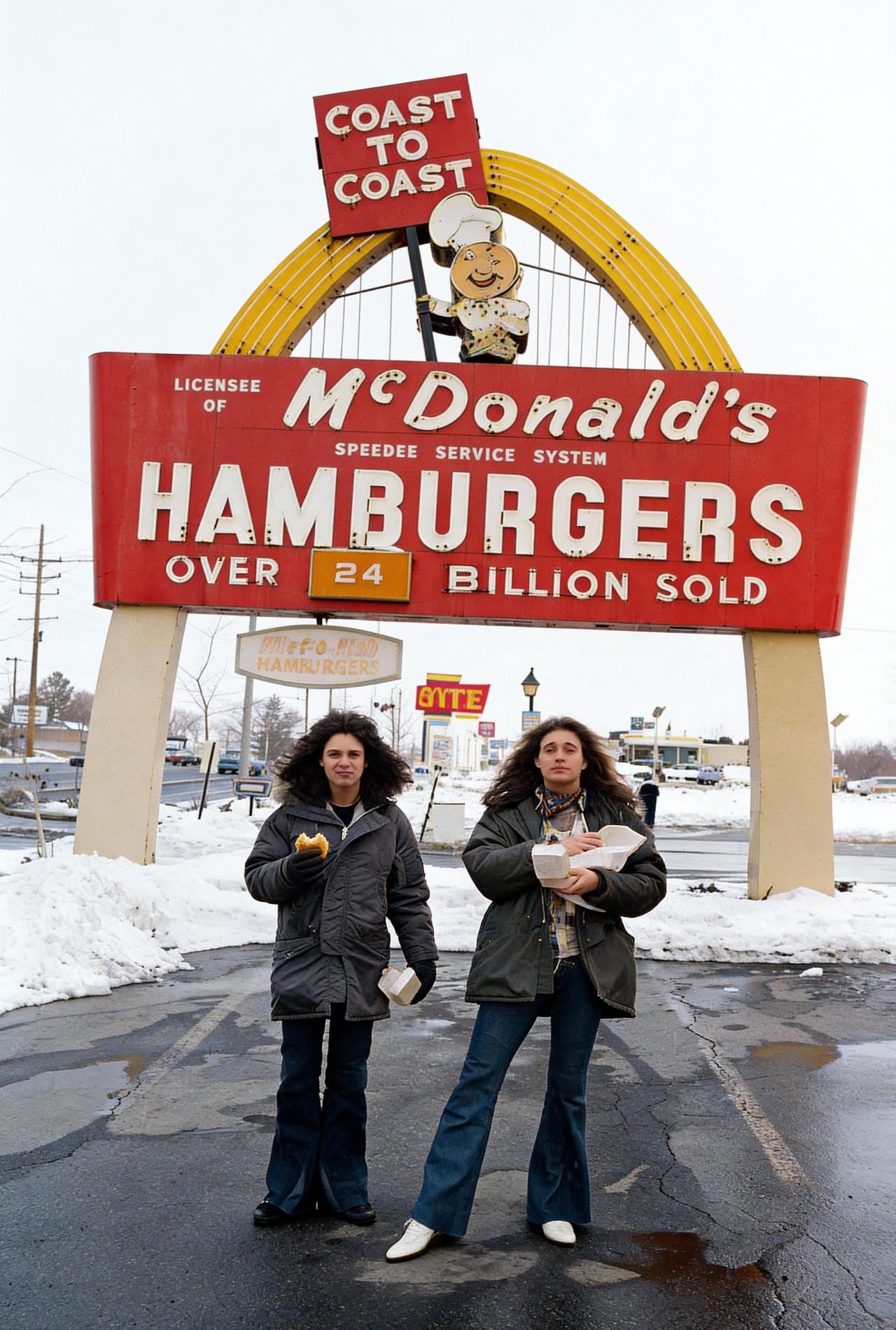 【老照片】我的图片 1977年，埃迪·范·海伦与大卫·李·罗斯站在最初的麦当劳门