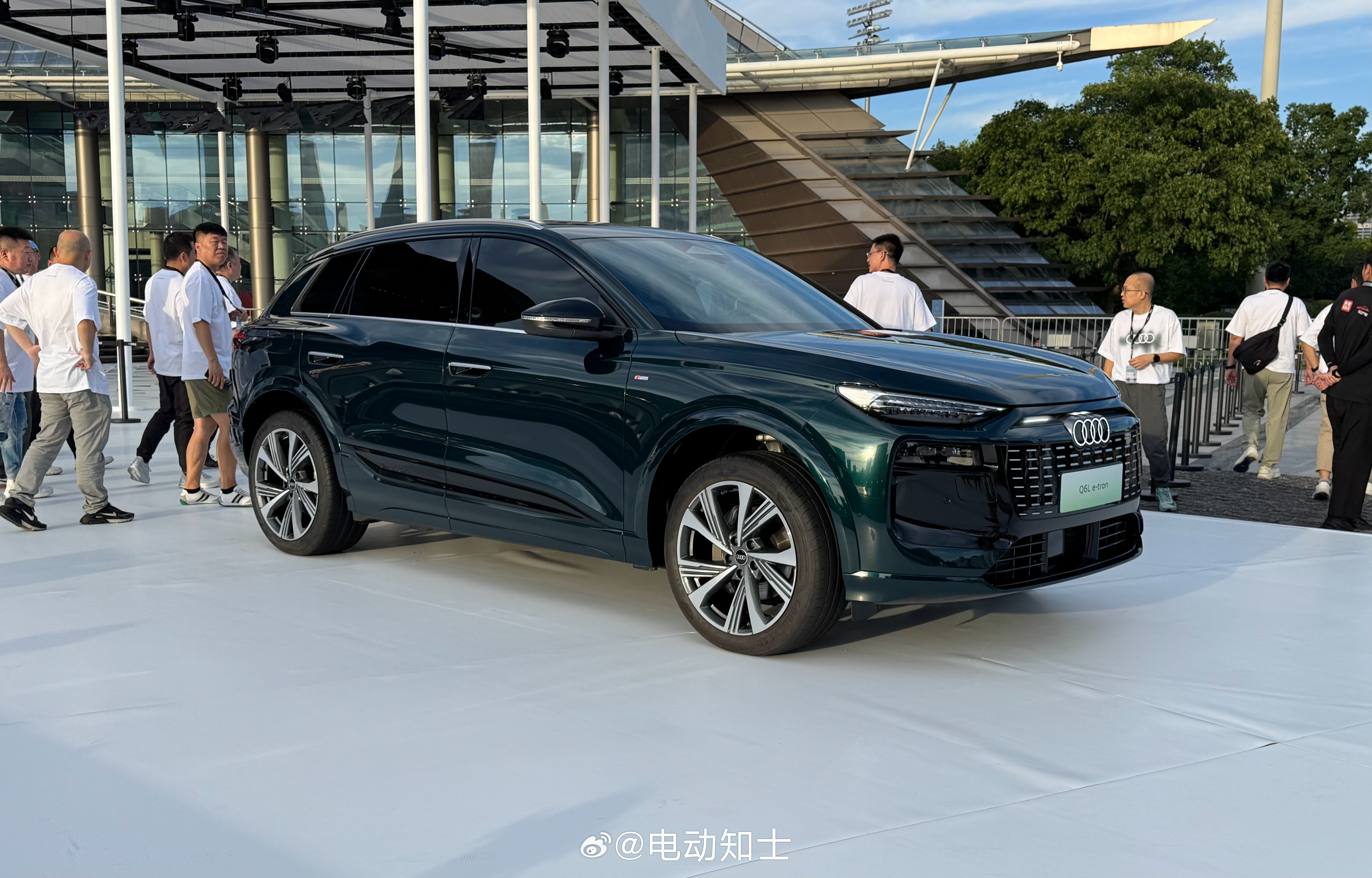 今天奥迪Q6L e-tron上市，给大家挑了个人觉得最好看的颜色抢先看...