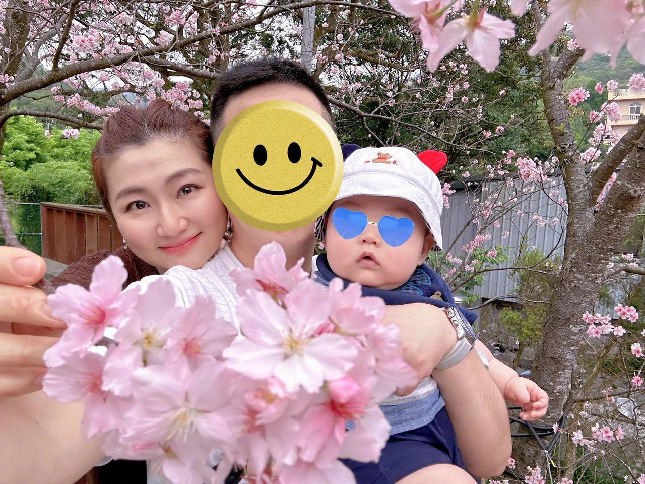 任家萱和老公带儿子小腰果赏樱花，一家三口其乐融融。她贴心为老公和儿子打码，满满的
