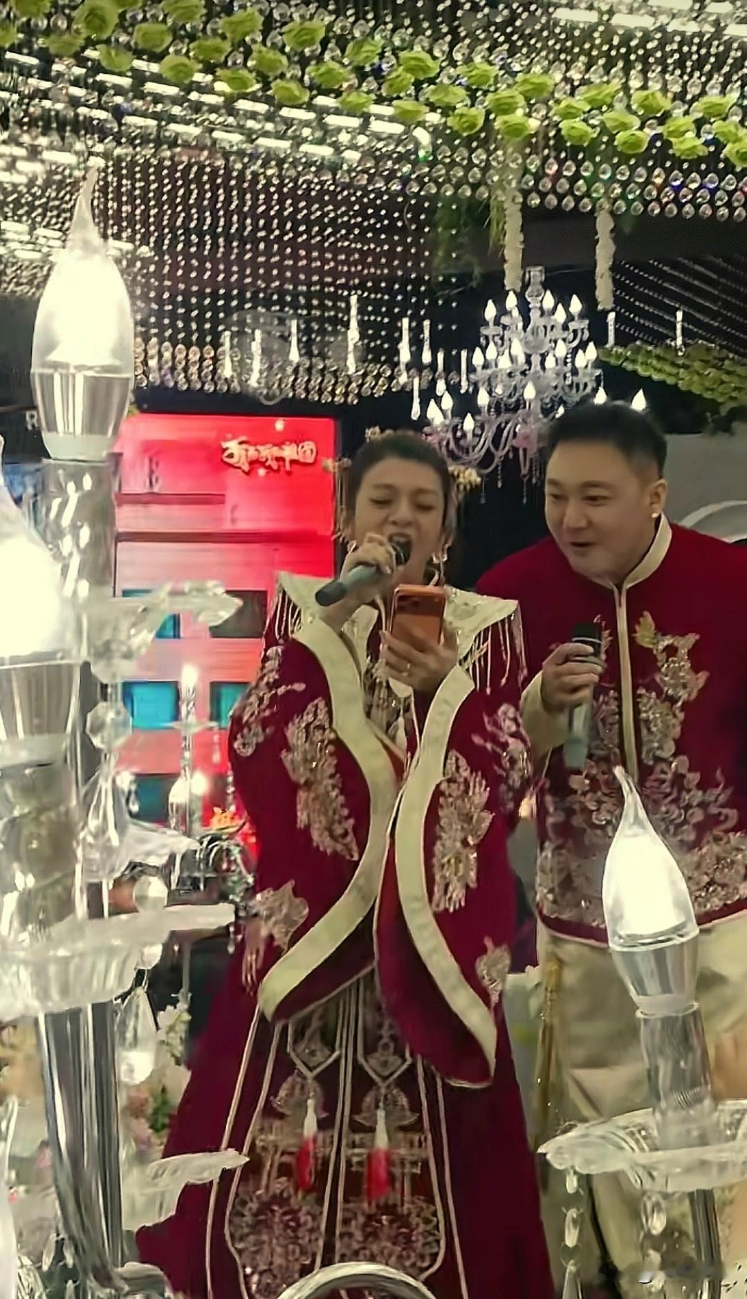 36岁谈莉娜结婚了！有网友分享了《快女》谈莉娜婚礼现场视频，透露他是参加好兄弟的