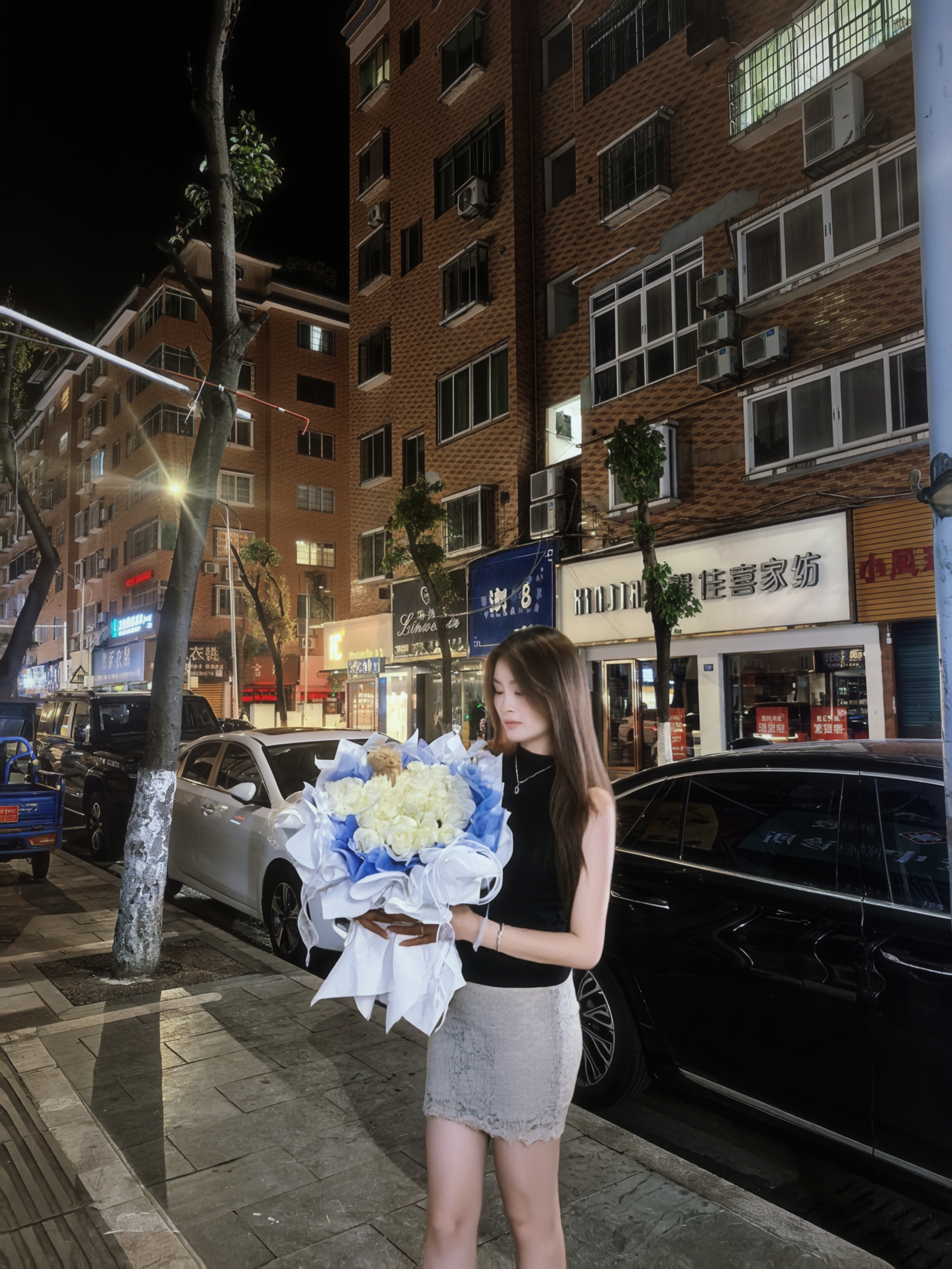 后来风月不可诉，人间冗杂难落笔。 