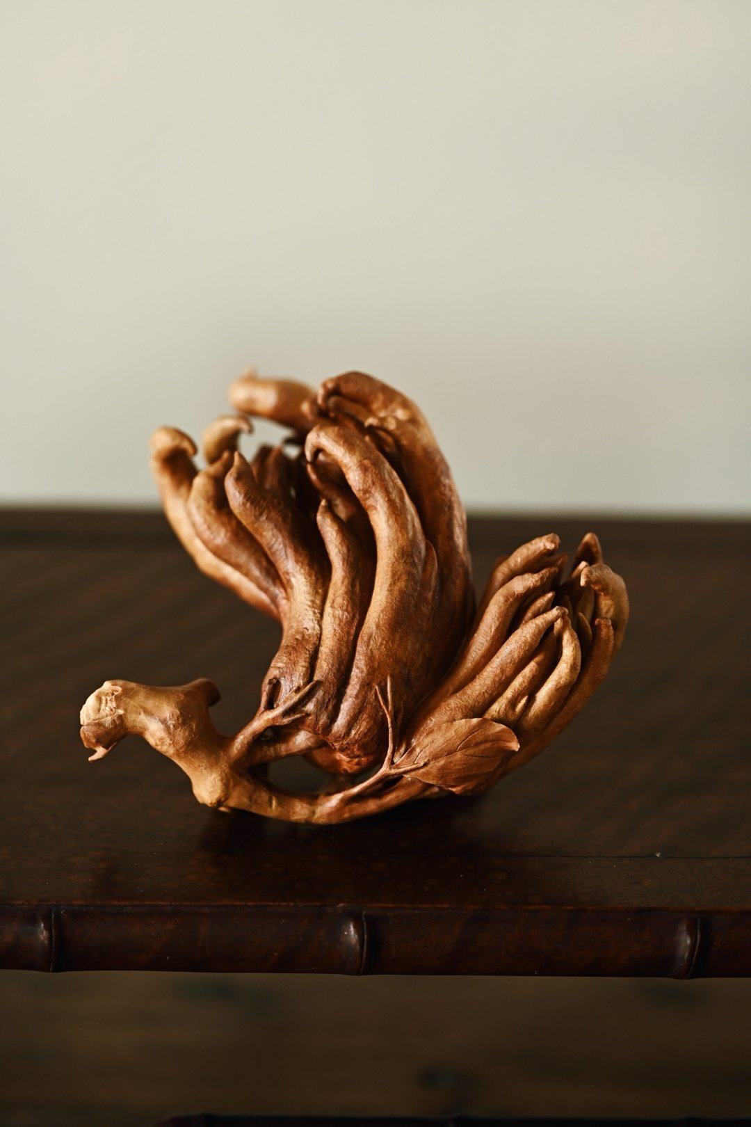 老山檀 | 佛手色泽温润，纯手工雕刻佛手形，形态饱满，古朴自然，或把玩、或清供置