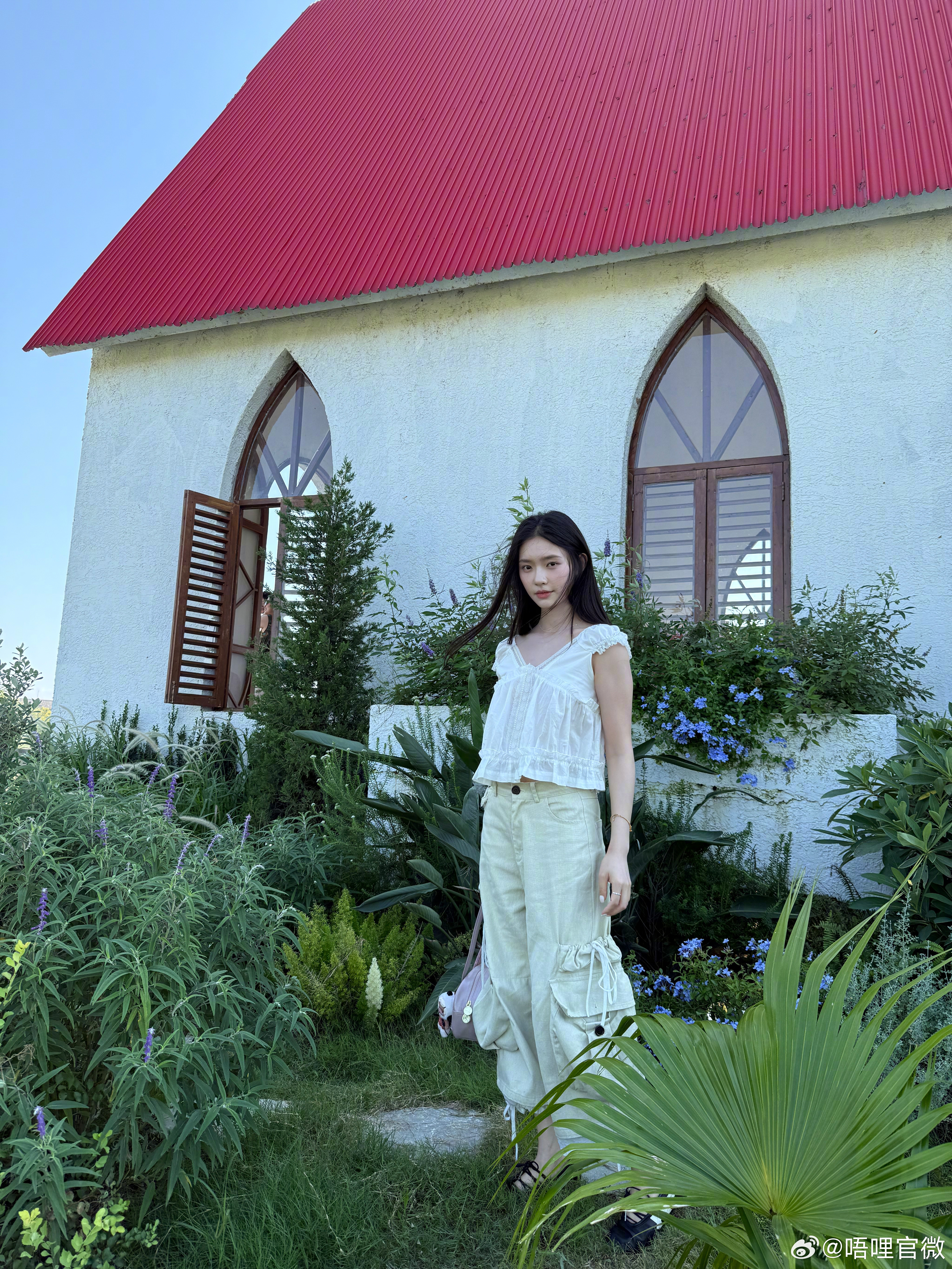 林允田园风童话女主林允红房子随拍初恋感 牧场、小羊、红顶教堂，林允沉浸式享受田园