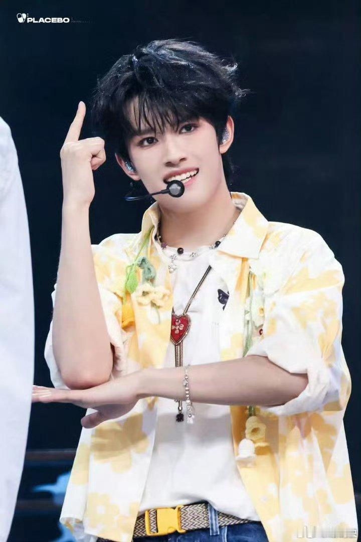 张极又去看张杰演唱会了张杰说张极好帅啊 谁羡慕了！张极看演唱会被杰哥当众夸帅，大