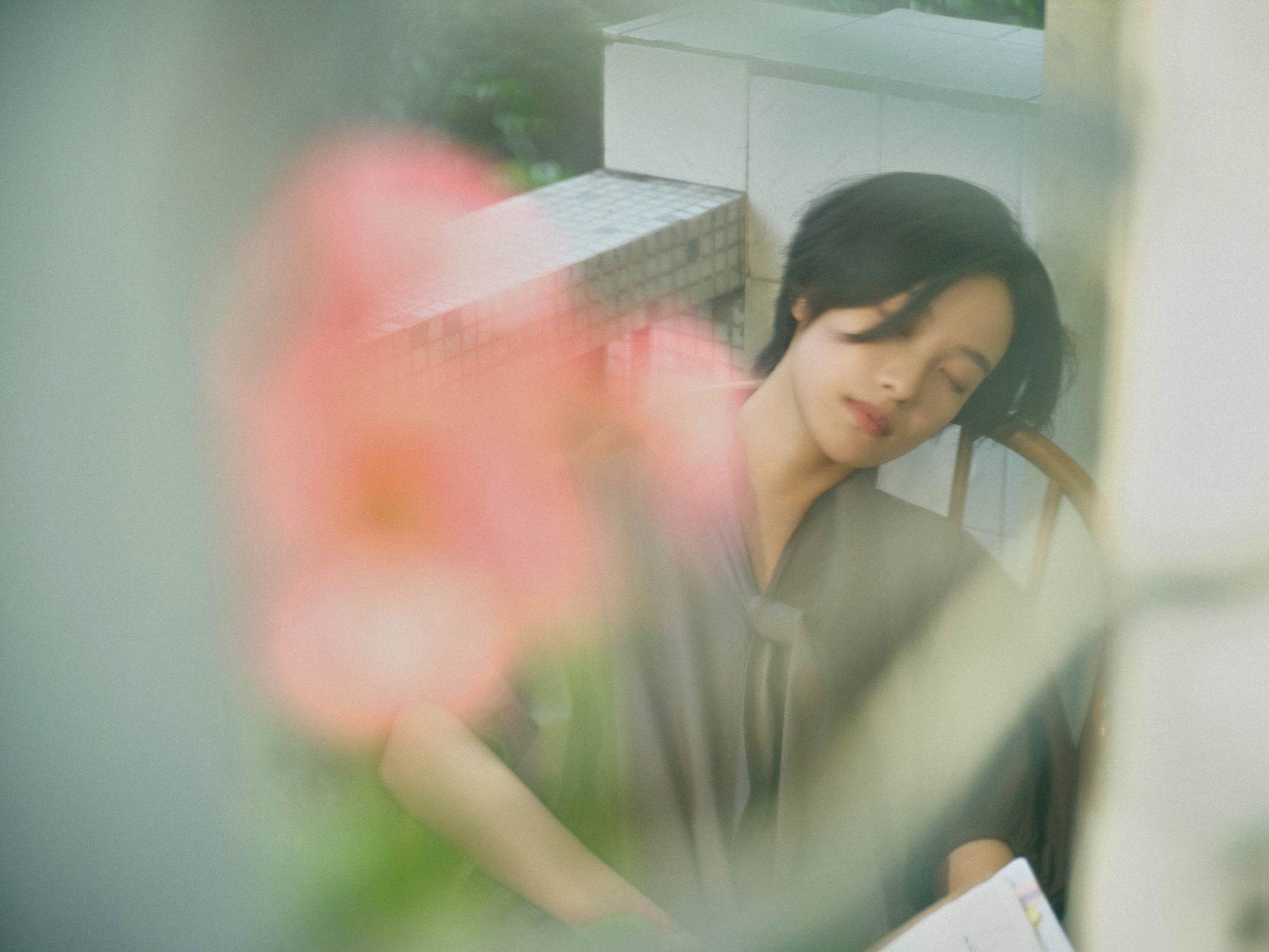 风一吹倪妮就有电影感了广州的风很懂倪妮的美 广州的烟火气，配上倪妮的松弛感，再加