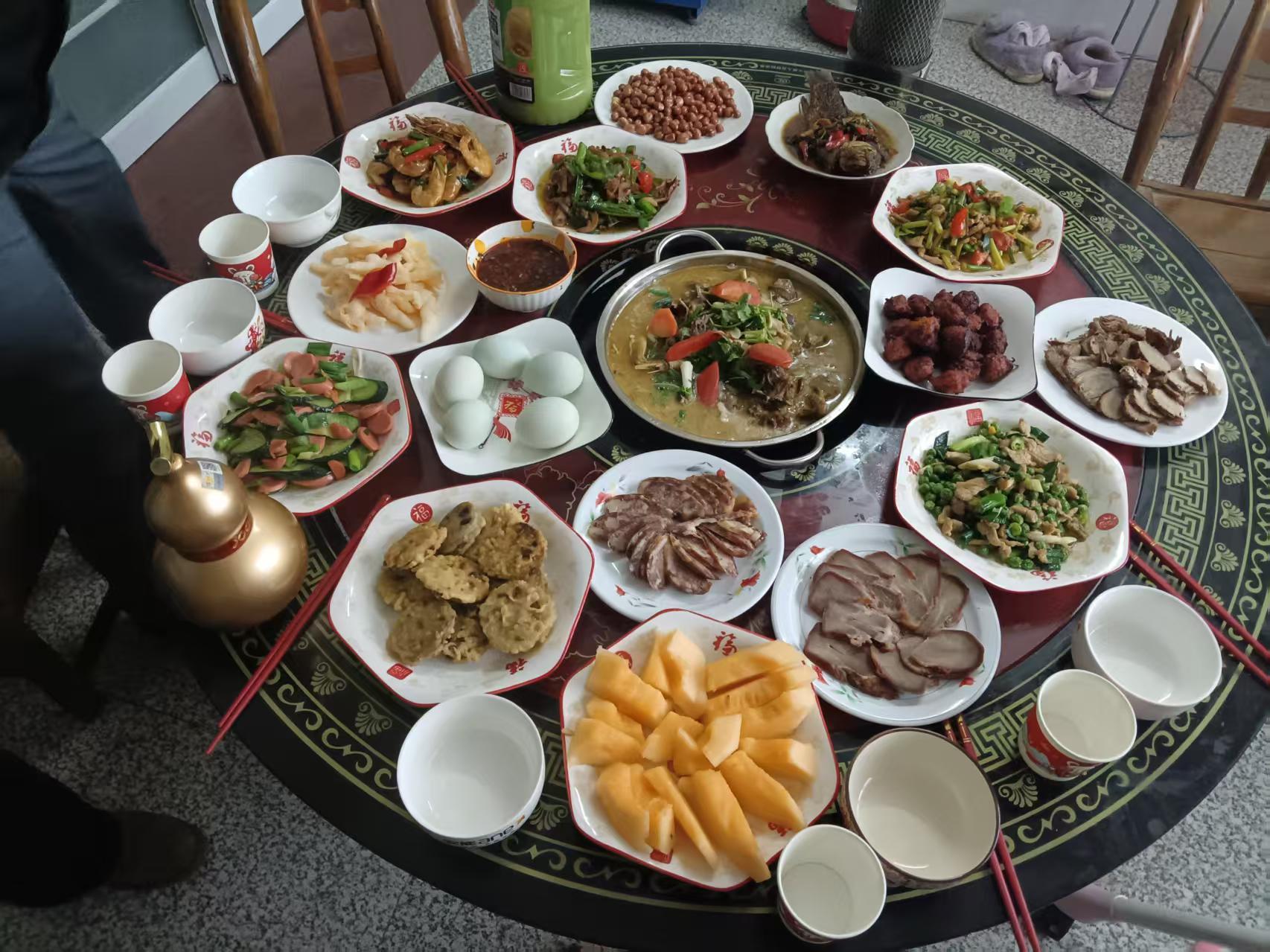 吃团圆饭啦！大家除夕快乐，新年快乐啊