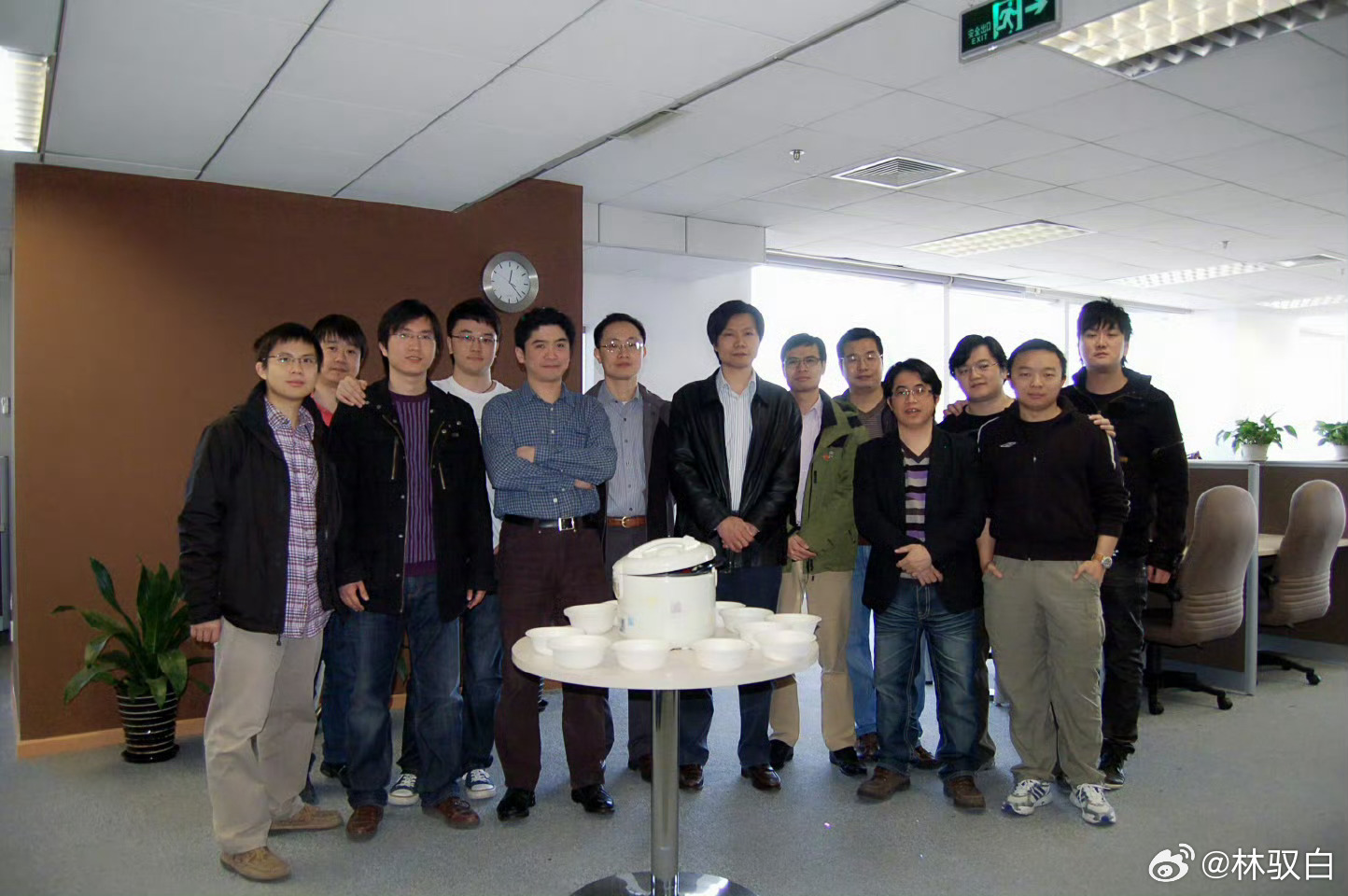 其实早已退休了，整体没啥影响。天下没有不散的宴席。两位小米联合创始人退出小米科技