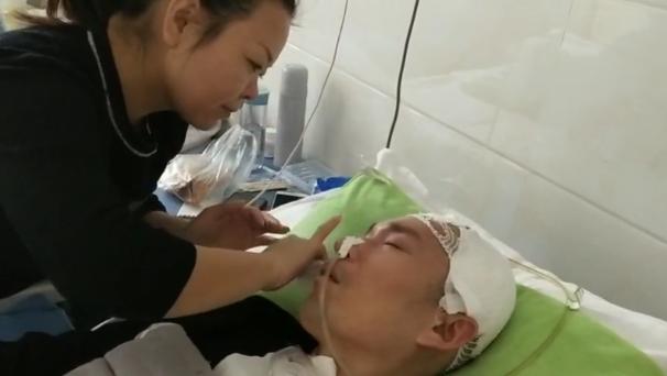 泪目！河南一男子，为救一名3岁从6米高的屋顶摔落，不慎摔伤，昏迷中的第一句话就是