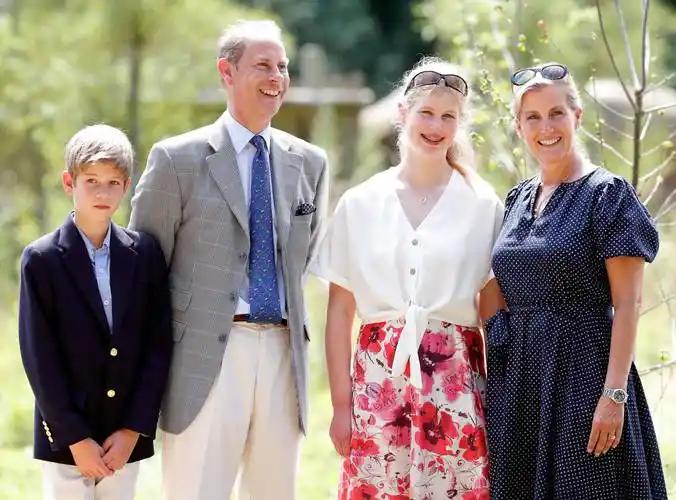 说到英国王室的年轻一代，大家第一反应大概是乔治、夏洛特、路易跟着威廉、凯特走红毯