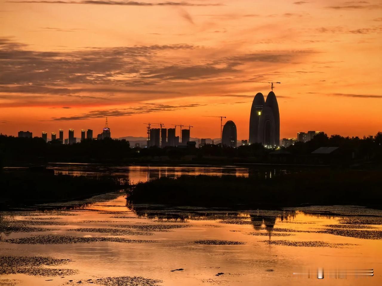  最美不过夕阳红。夕阳余晖染城色，水波荡漾映天空。#这么近 那么美 周末到河北#