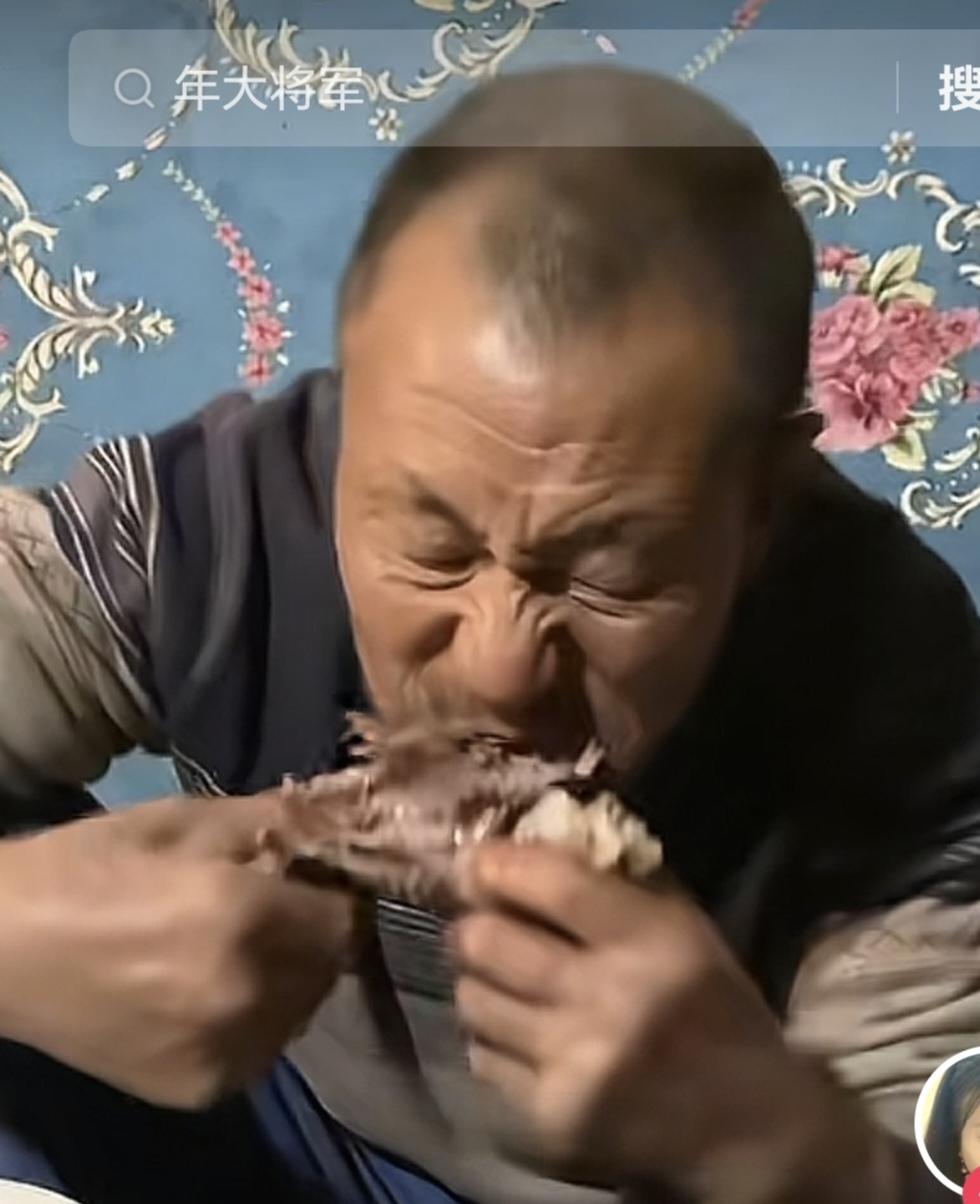 多少人在为减肥发愁，而这位西北老大爷，肉噱得那叫一个猛，饭吃得那叫一个香，一顿的