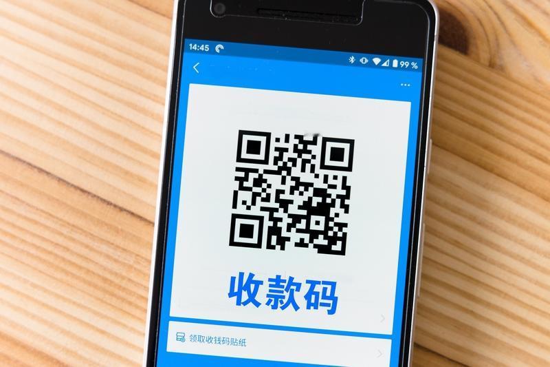 许多摊位换上一个收款码
近日，福建师范大学旗山校区旁的小吃街上，许多摊位一夜之间