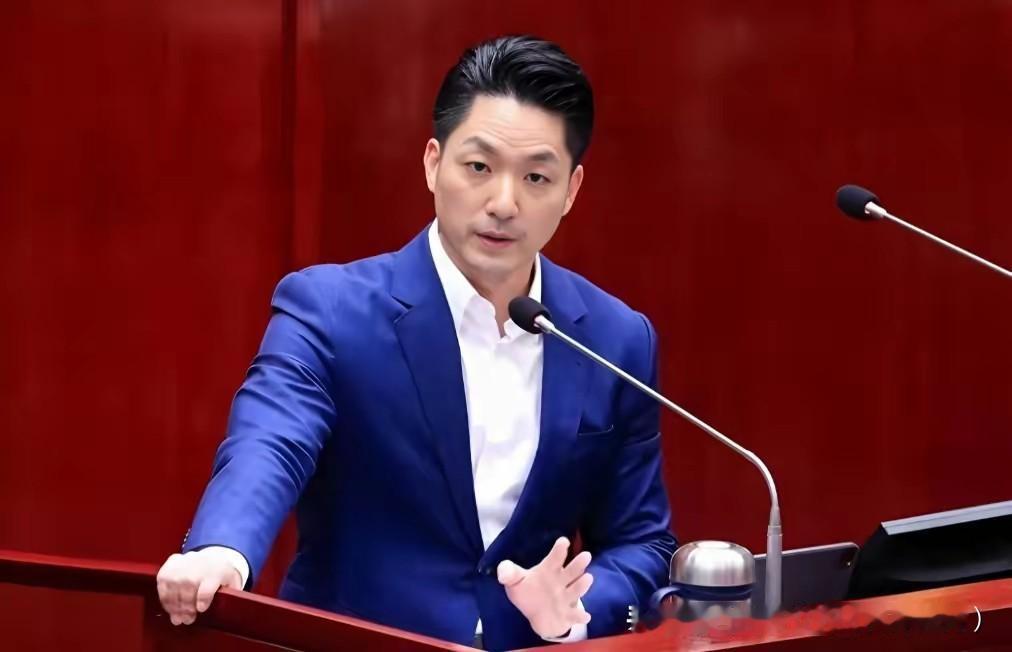 一边是履职四年的现任市长，实打实的政绩摆在台面上：台北大巨蛋顺利启用，英伟达科技
