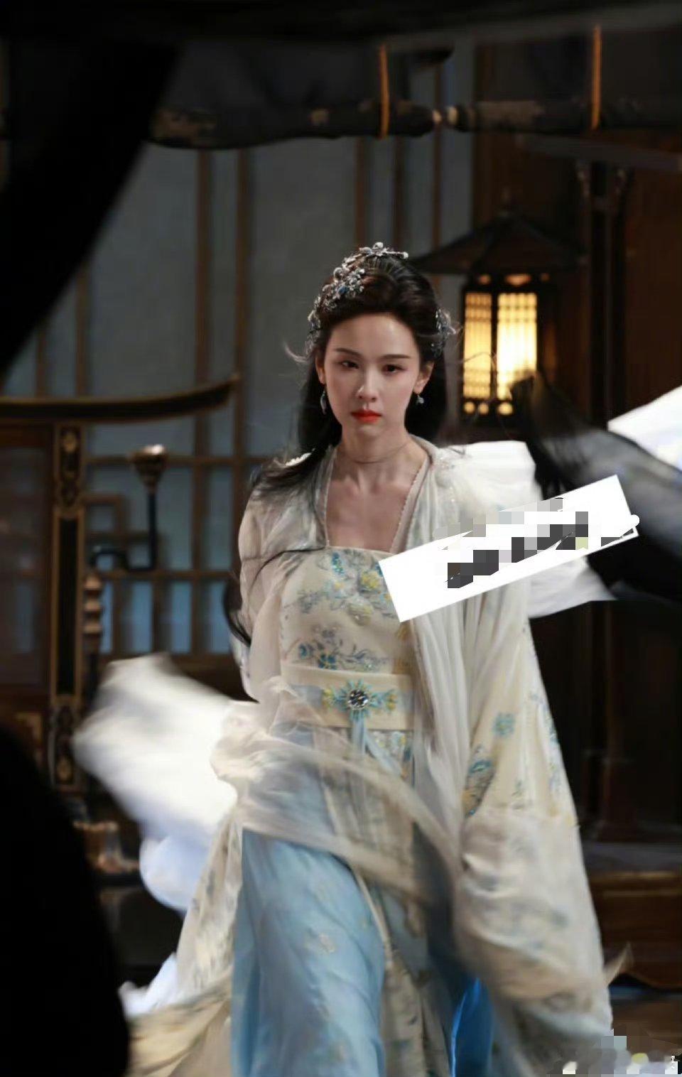 月鳞绮纪[超话]  陈都灵往那一站破碎感就拉满了，这小瘦身板感觉风都要把她吹倒了