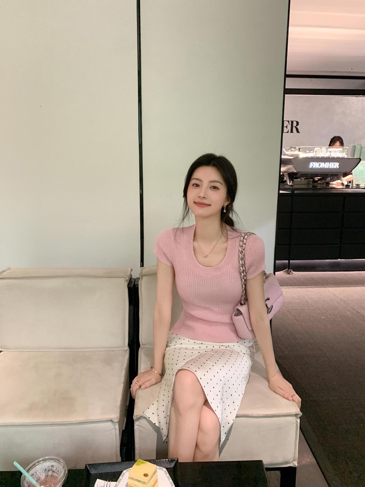 风遇山止，船到岸停，而我遇见人间绝色。