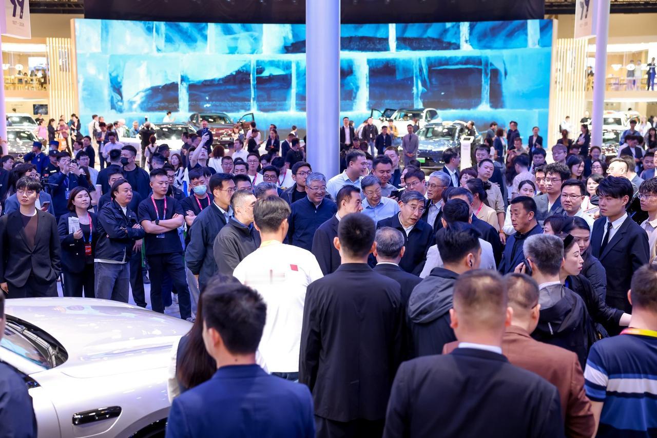 北京车展逛了一圈鸿蒙智行展台，发现五界不是简单的品牌多
今年北京车展，鸿蒙智行把