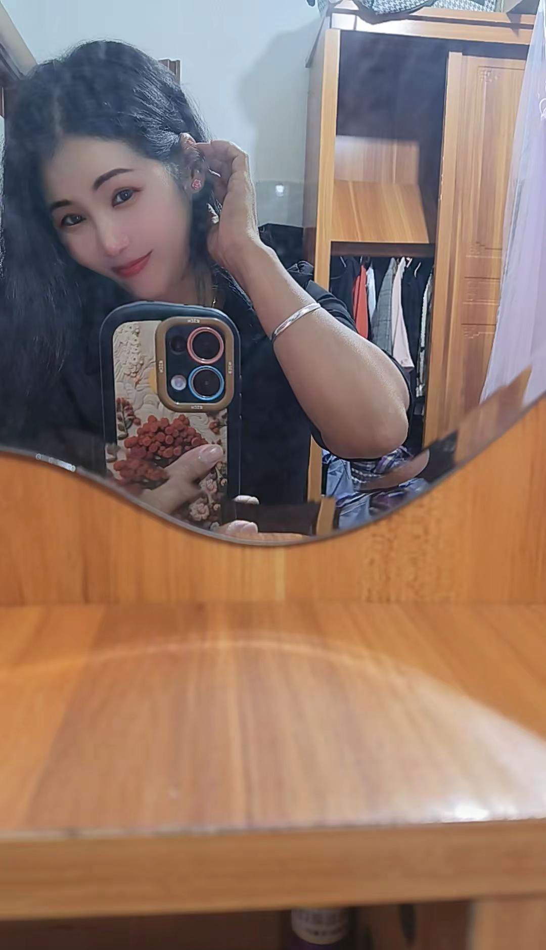 日子好坏，不在境遇，在于心态。心放宽，事看淡，烦恼自然就少了。不去纠结是非，不去