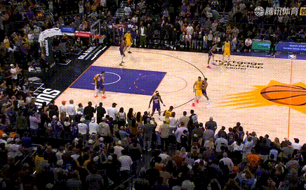 ATO战术挺成功，里夫斯跑到另一侧底角，借两个掩护出手湖人vs太阳