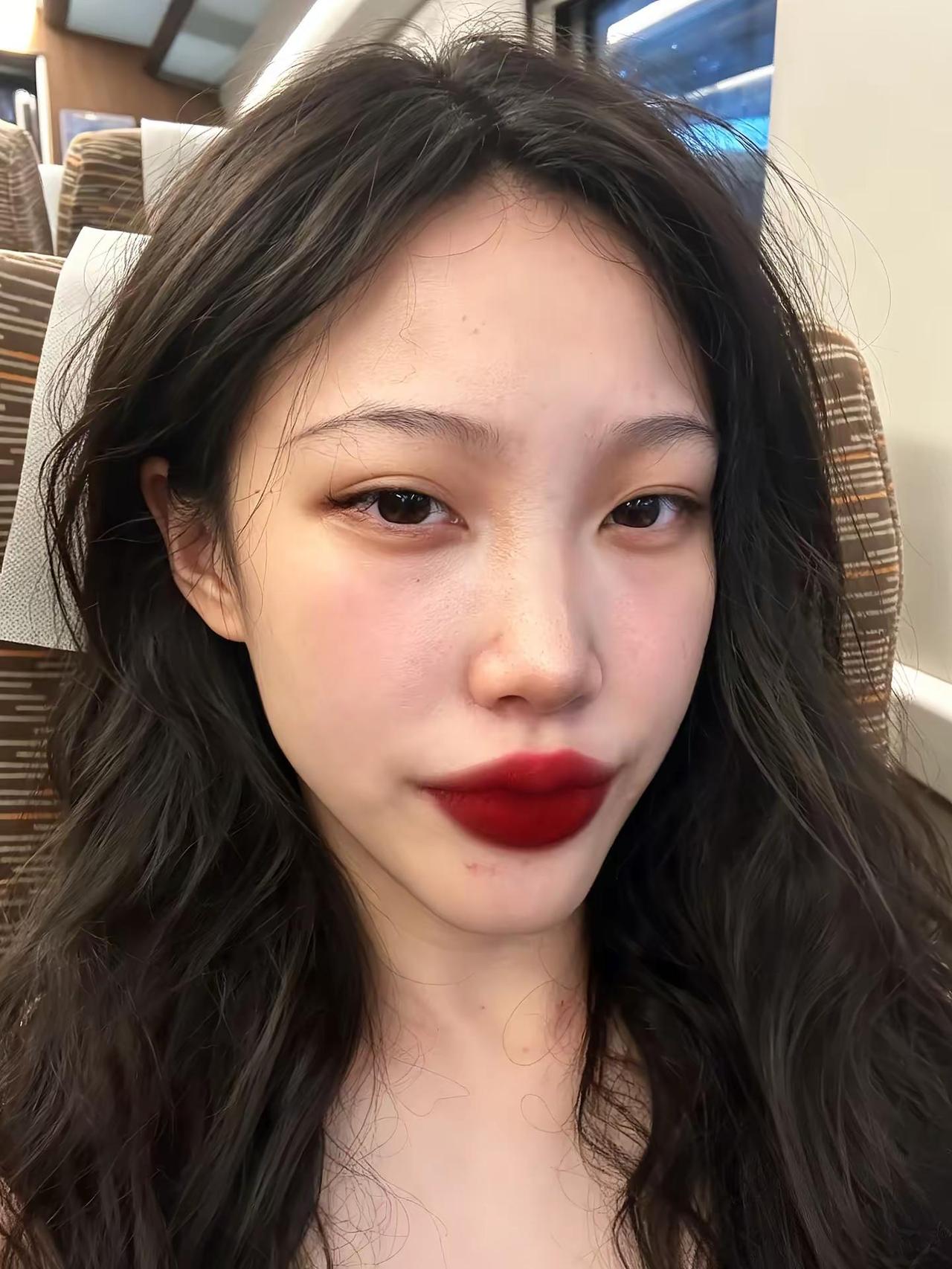 我故意打扮成熟  想跨越你我年龄的那道隔阂能配得上你  但我的孩子气是我克服不了