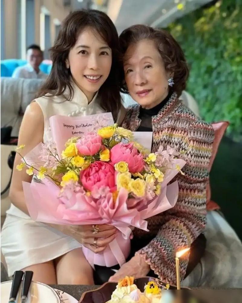 莫何敏仪，76岁，退休港府高级新闻官。

当年她给19岁参赛的张国荣打全场唯一的