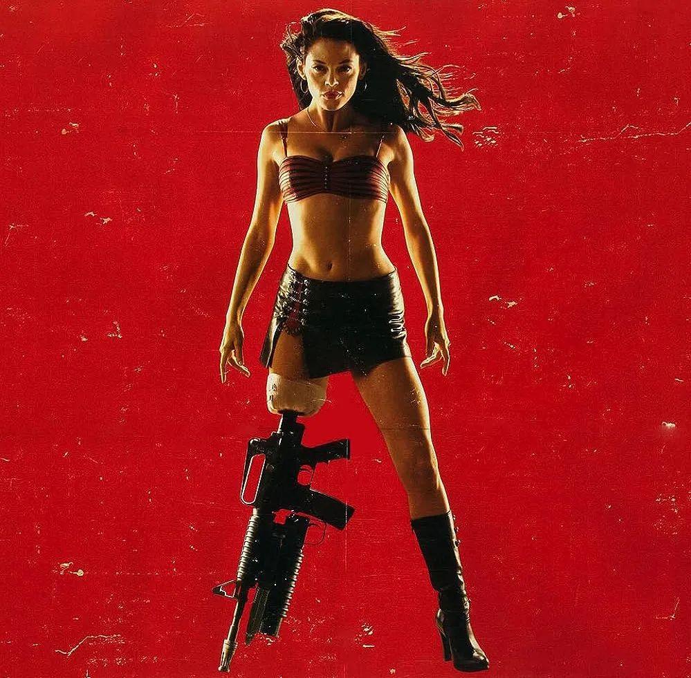 Kim Petras 万圣节造型，残疾女战士！