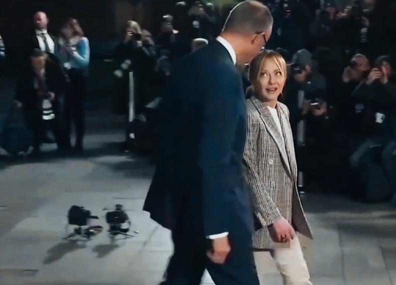 梅洛尼看墨茨的眼神是不是挺特别啊？
梅洛尼这眼神是什么意思呢？
又出现了标志性翻