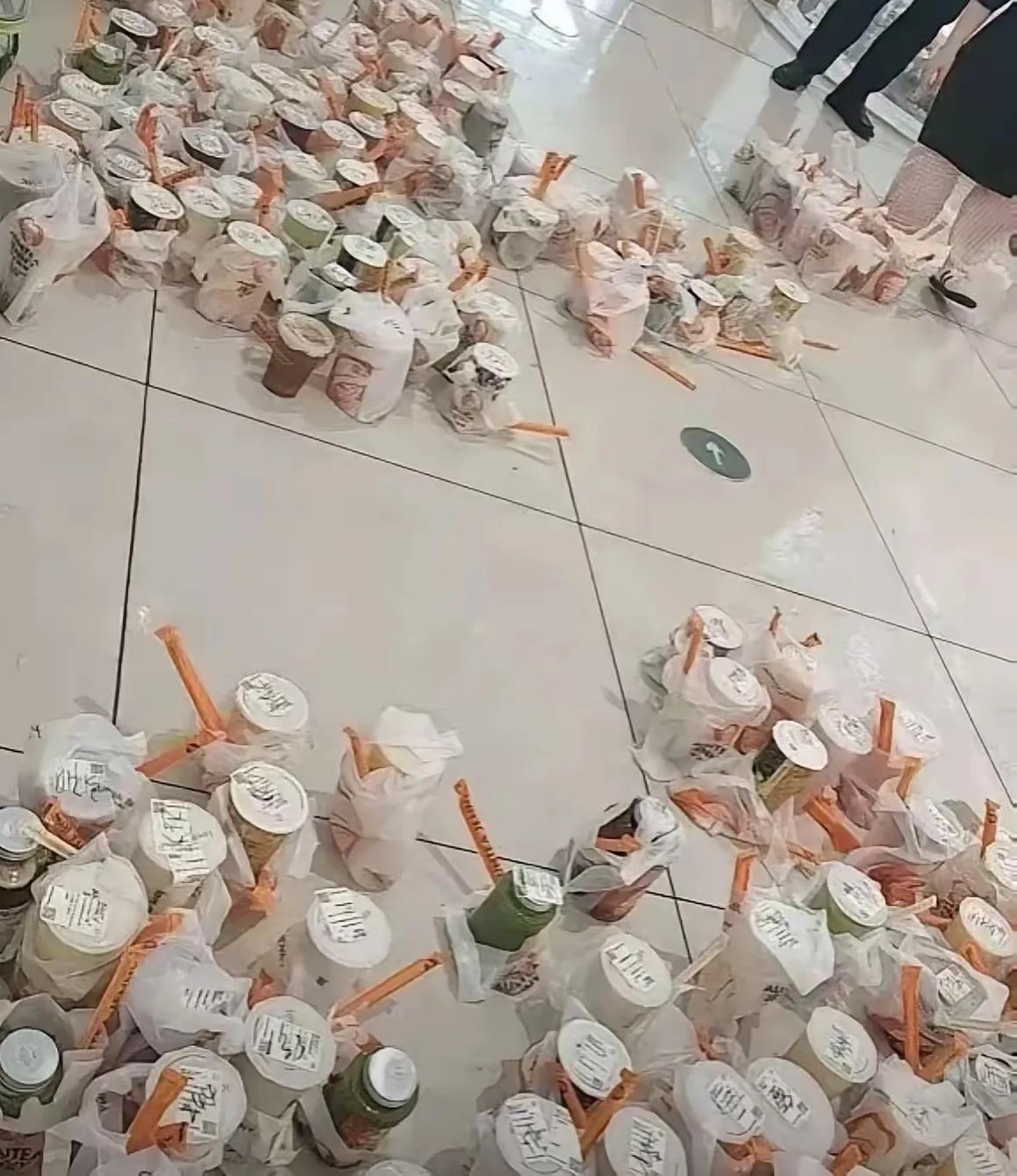大家有没有发现，现在传统的节日一直过得不瘟不火的，有些节日甚至过成了形式或者是鸡