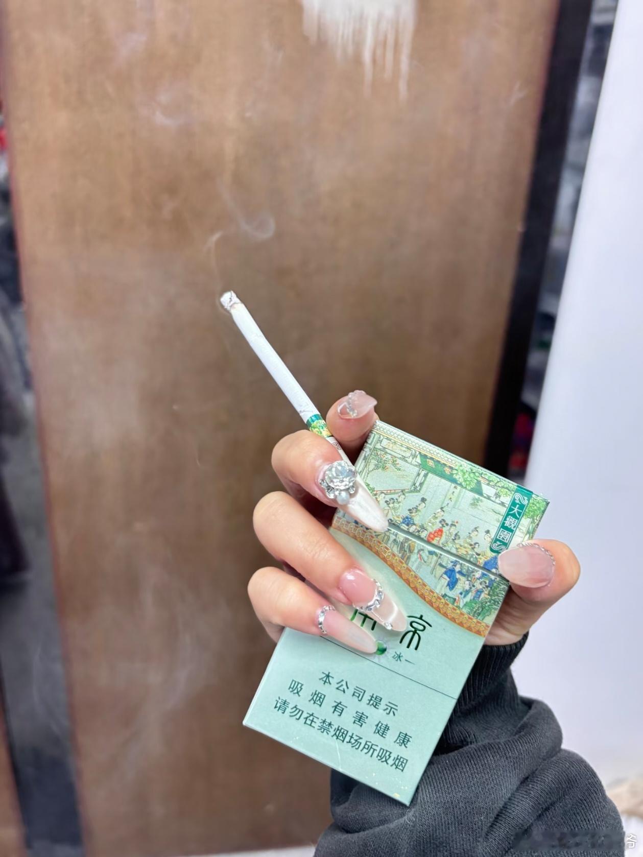 烟草局人士称细烟带动女性烟民“细烟带动女性烟民”一句大实话直接戳破细烟的滤镜！早