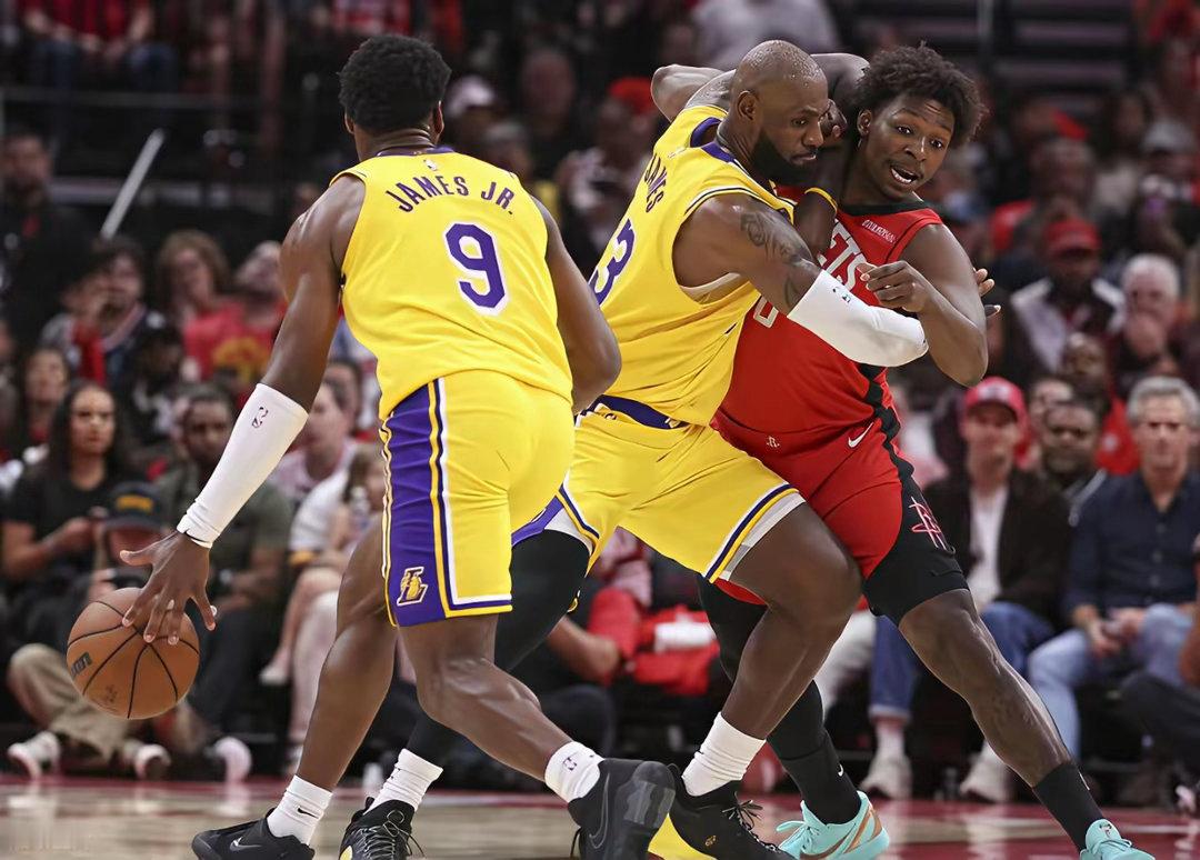 个人认为，三场过后，东子和小里该交易了。打雷霆输那么多，就是他俩漏洞大。湖人季后