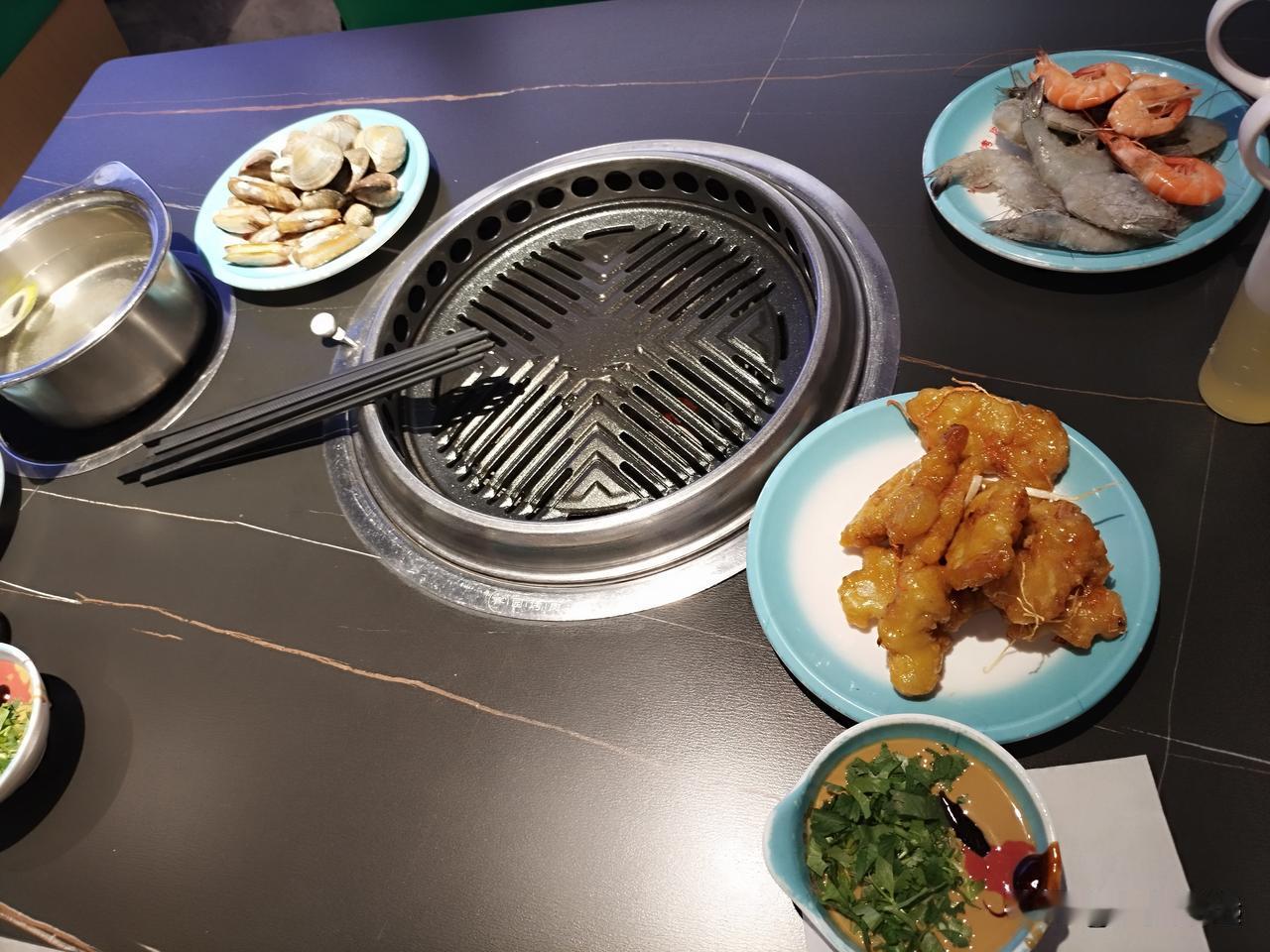 带三分酒意，说出来的是真心话吧。
那年三八节聚餐，老大问我们有什么要求和愿望尽管