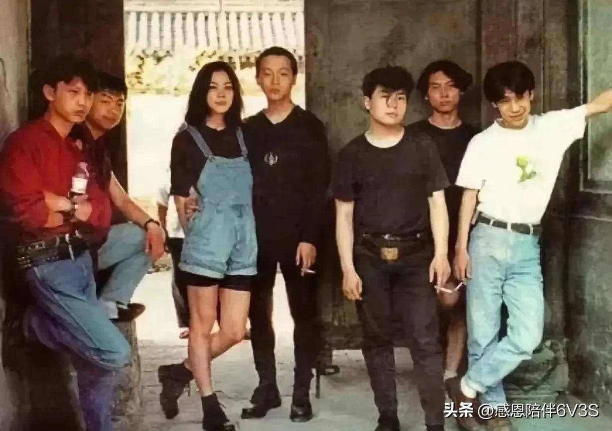 说起当年的窦唯和皮裤汪这些玩音乐的哥们儿，他们那种痞痞的、叛逆的风格可是相当吸引