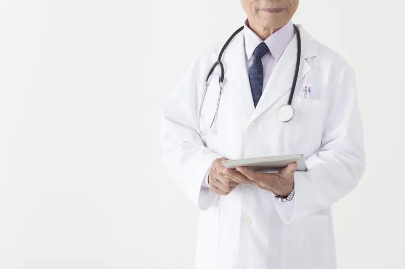 医生当网红对医患关系的影响有好有坏。好的方面，很多网红医生会科普医学知识，比如讲