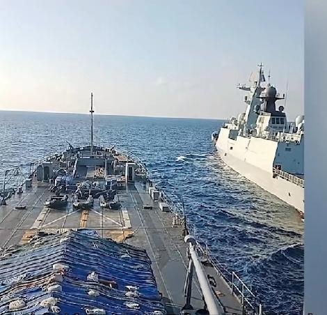 蓄意挑衅，颠倒黑白，恶人先告状，可笑又可耻！中菲军舰差点相撞，最后菲舰转向逃窜。