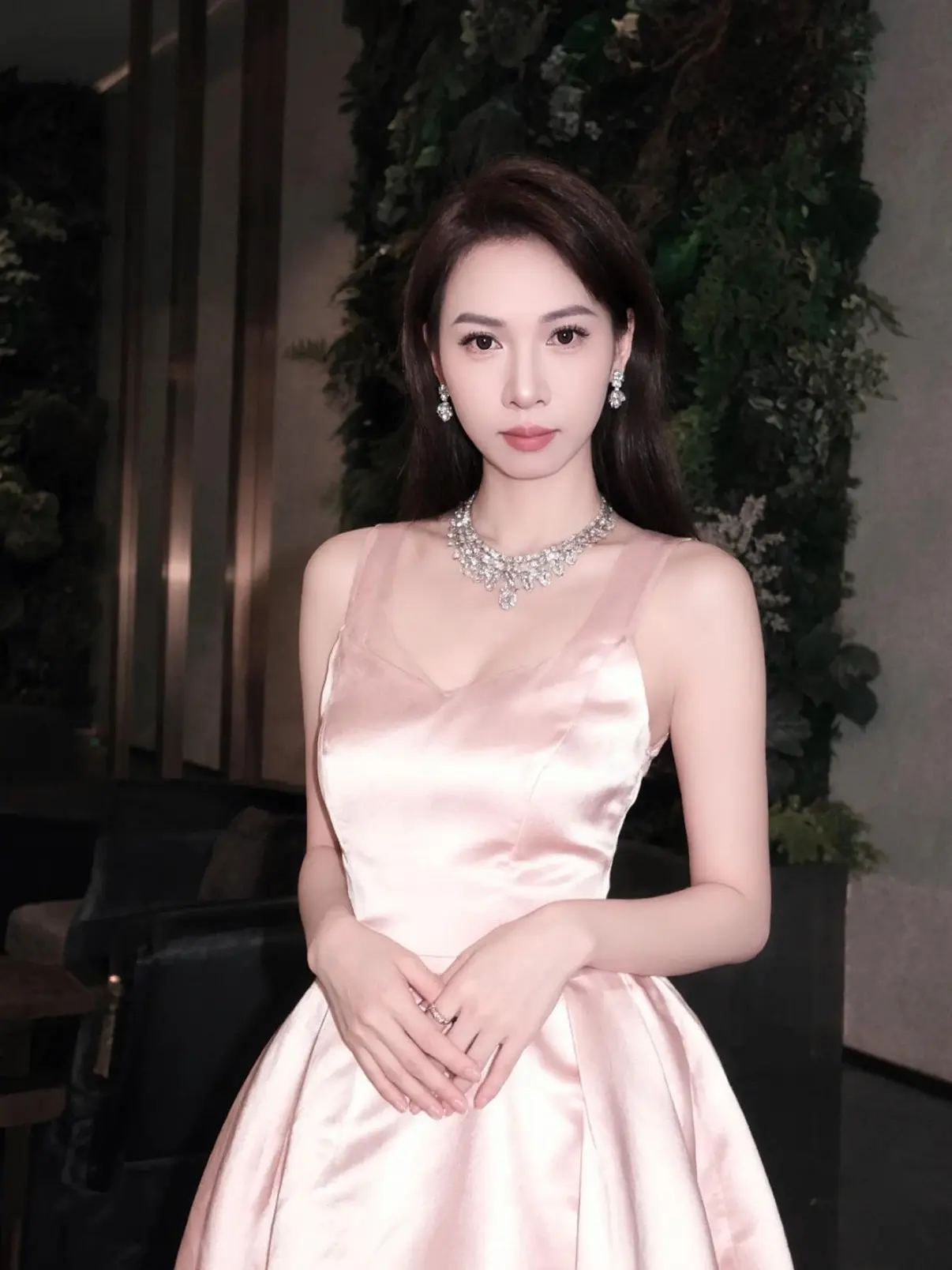 今日份优雅名媛风穿搭 女主角的闪耀时刻 女明星的晚礼服 抹胸礼服造型 ...