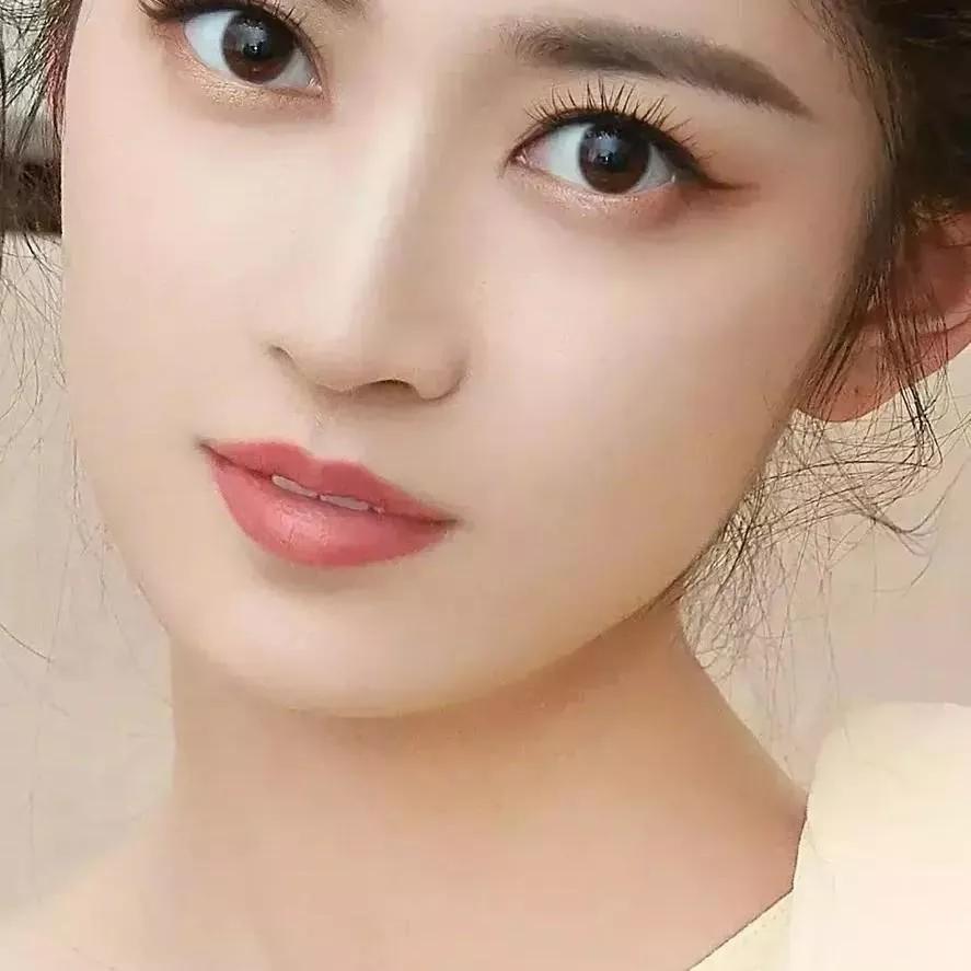 元气少女，自然妆容，温柔迷人