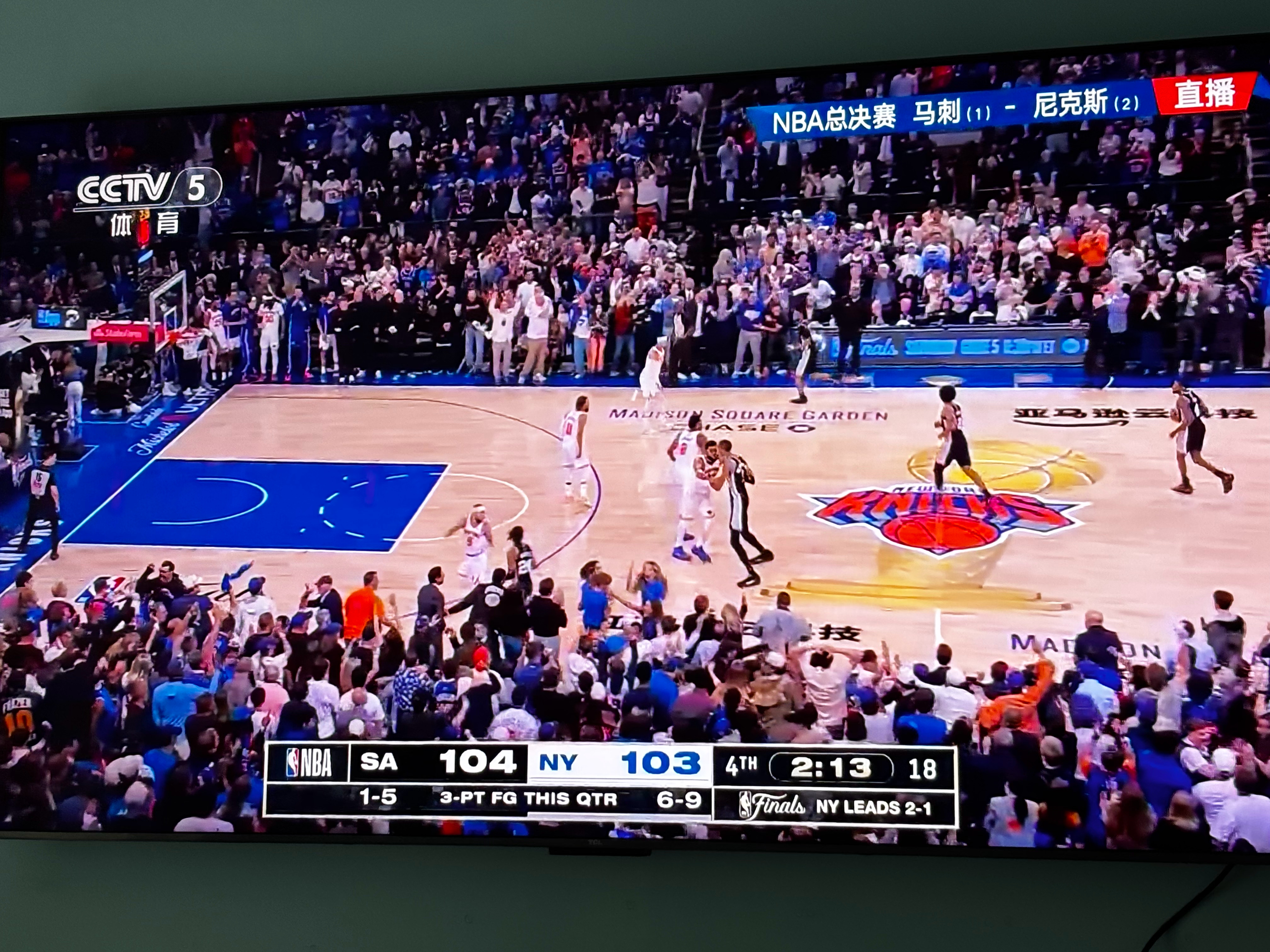 只差一分了！！！哈特空篮没上进……要不然反超了……马刺vs尼克斯nba