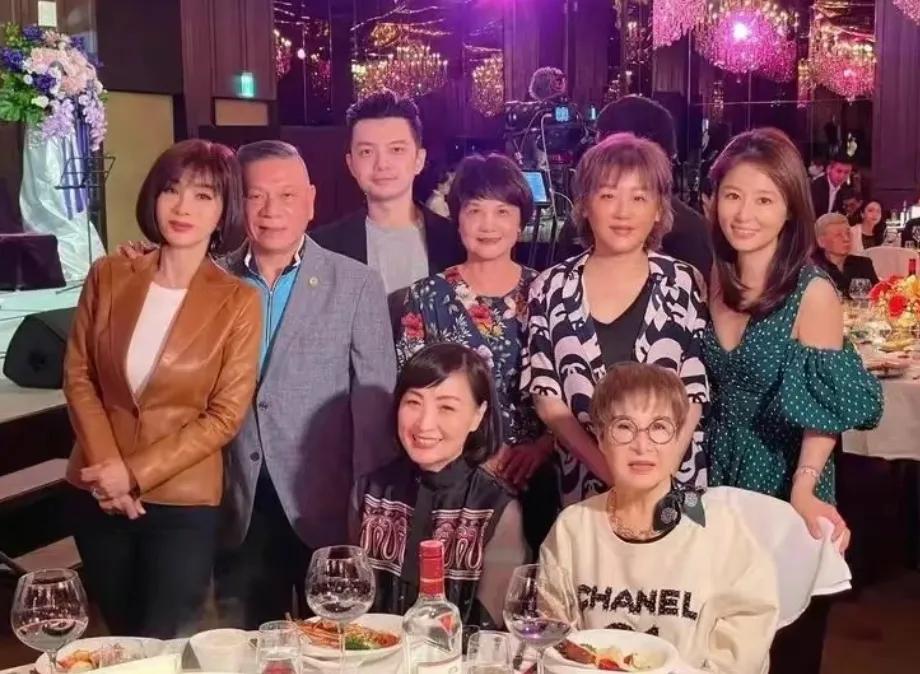 林心如妈妈寿宴
林心如穿的好美呀
当天，林心如穿了一条绿色波点露肩连衣裙
清新又