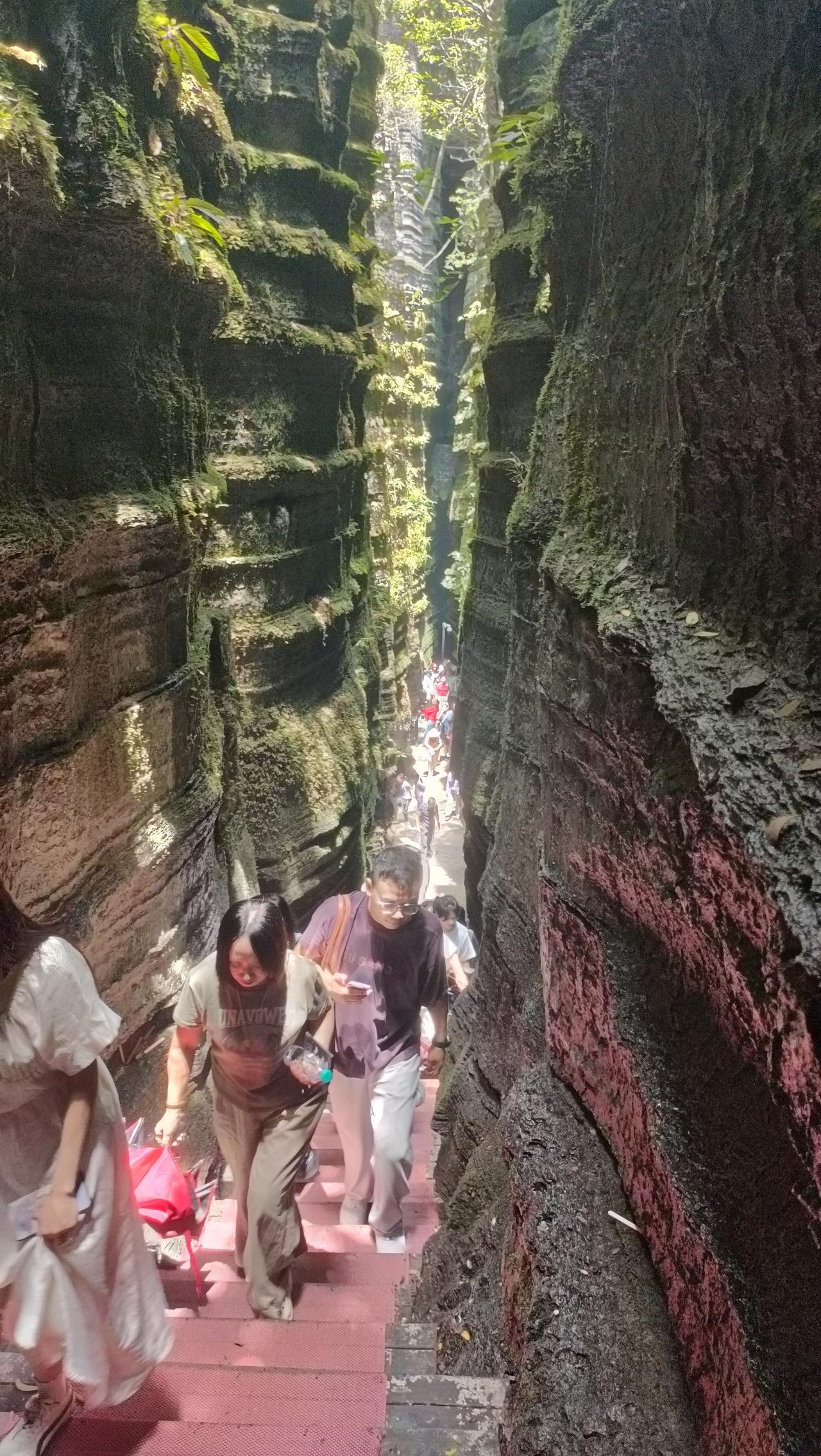 来恩施避暑游玩，来到梭布垭石林。
没想到家里33°到这里38°啊！这哪里是避暑，