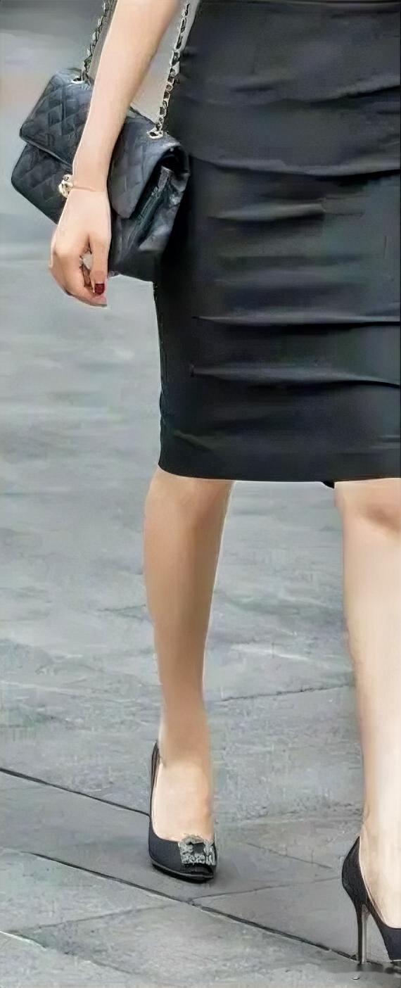 当中老年女子穿衣，
都在追求松弛感的时候，
我又重拾我的高跟鞋和修身裙。
最近满