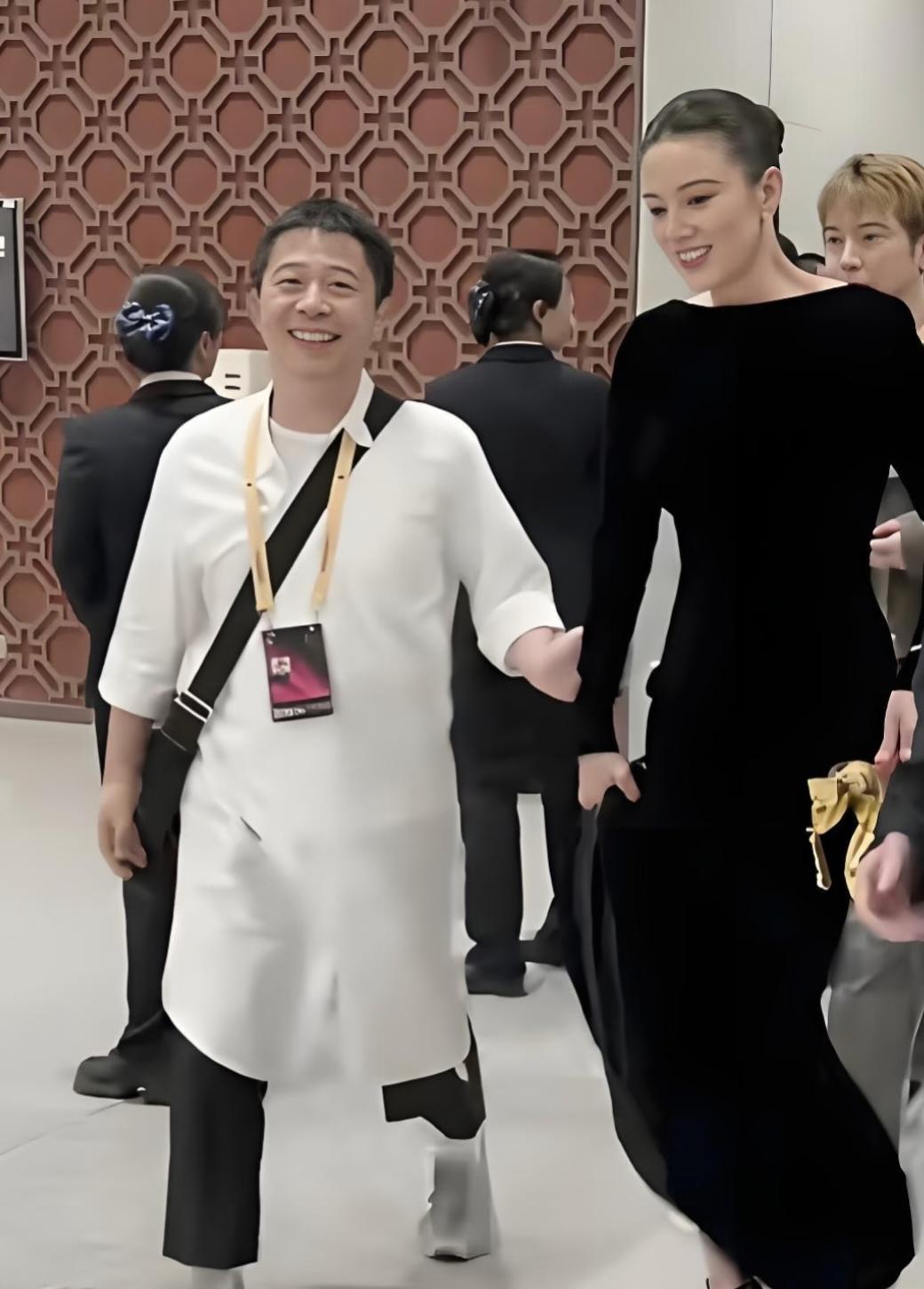 是我断网了吗？
宋佳也太低调了吧
一直以为她还是处于单身状态
没想到居然有老公了