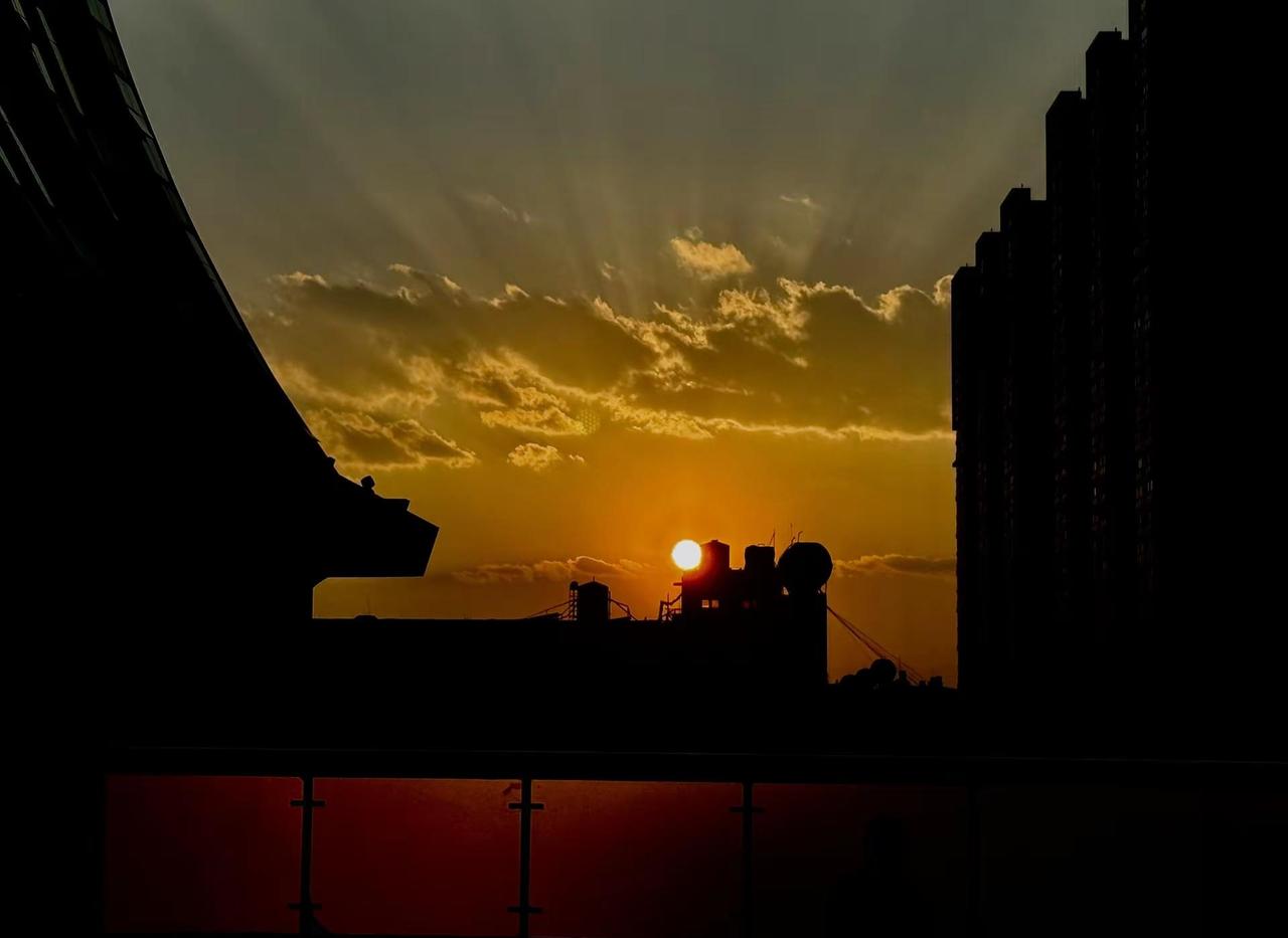 放宽心，宽心过，日日是好日！当我抬头看了99次天空 有生之年愿你没有遗憾