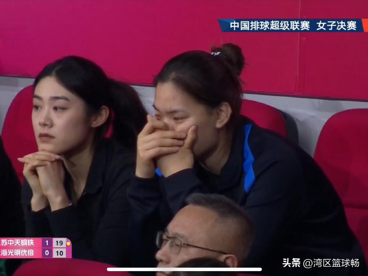 当赛场上的欢呼震耳欲聋，庄心如、欧阳茜茜、杨玛伊婷却只能在看台咀嚼失落的滋味。她