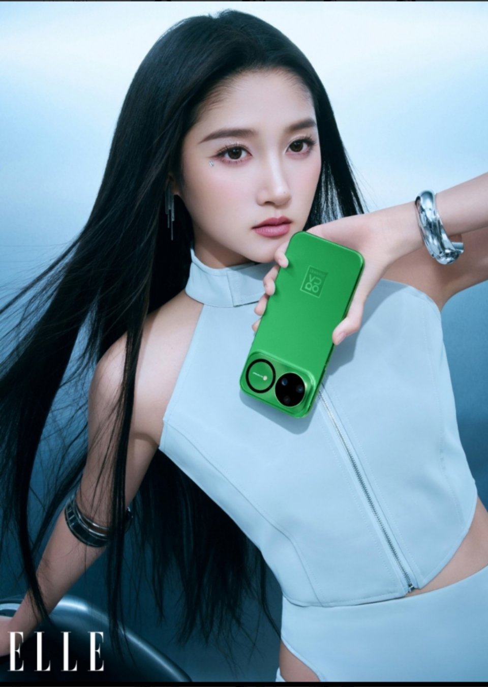 关晓彤这波Y3K造型杀疯了！黑长直搭配冷冽银色亮片面饰，眼神又酷又媚，妥妥从未来