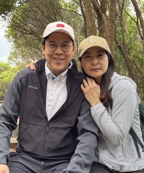 12月11日，郭晶晶霍启刚牵着三个孩子过马路，看到有人说他们是豪门中的一股清流！