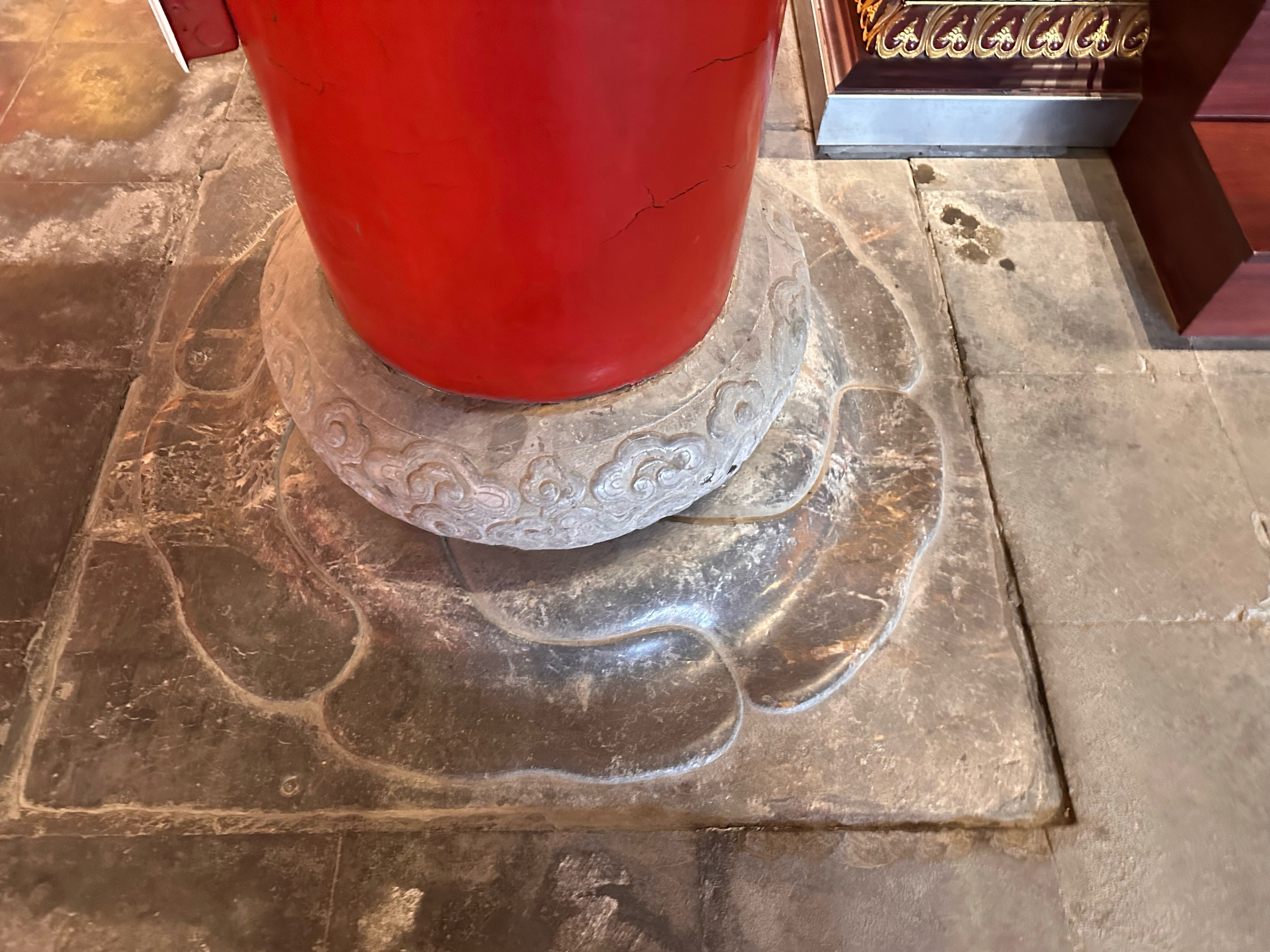 玄妙观西路太岁殿内漂亮的旋葵柱础应该是康熙时期的，后墙上有康熙时期殿失火焚毁后重