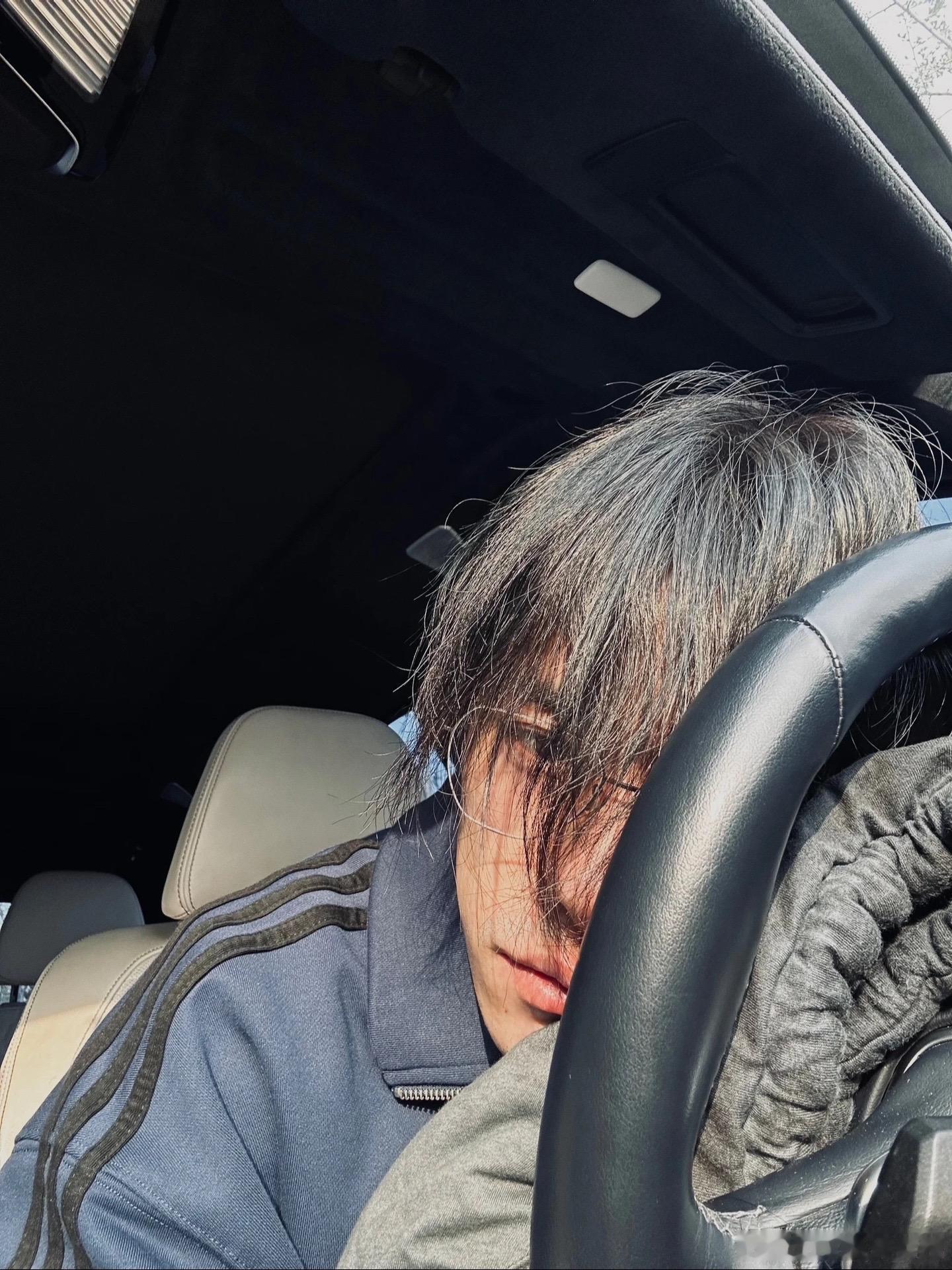 #易烊千玺[超话]##易烊千玺望花散步# 想看着你 我爱的脸 ​​​