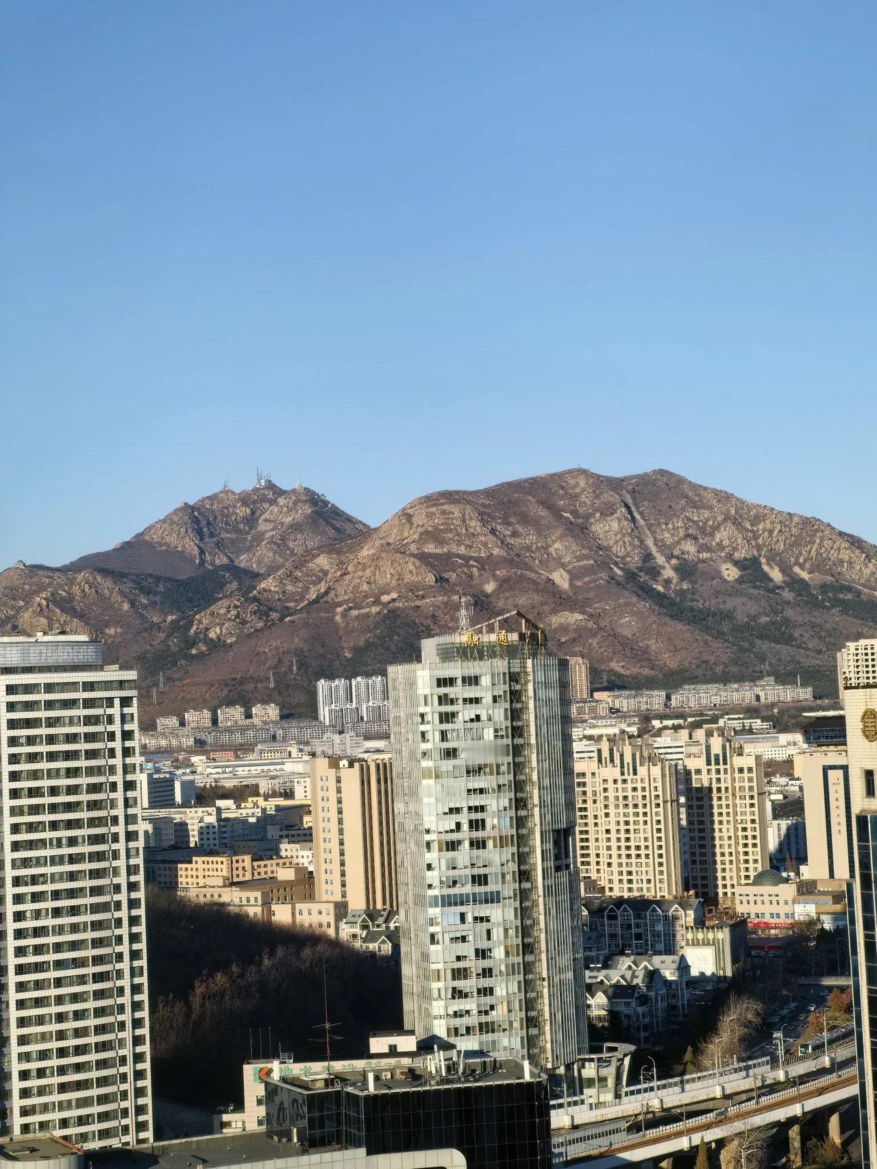 给大家展现一下冬季的大黑山。

威武霸气
壮观豪迈