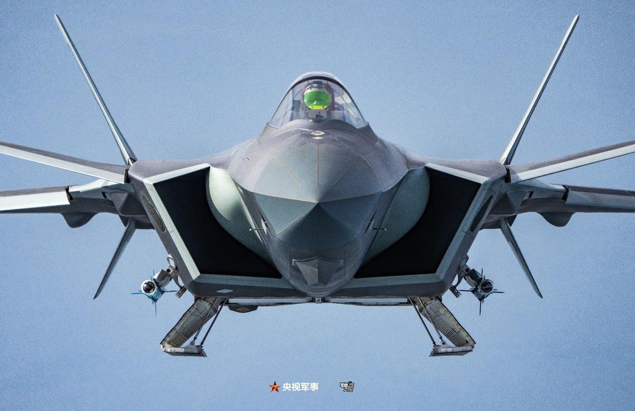 J-20绝美正脸！打开弹仓，亮剑长空.