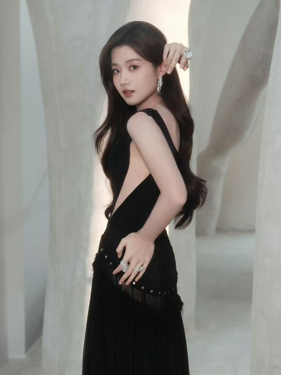 卢昱晓宝诗龙活动，v领长裙，